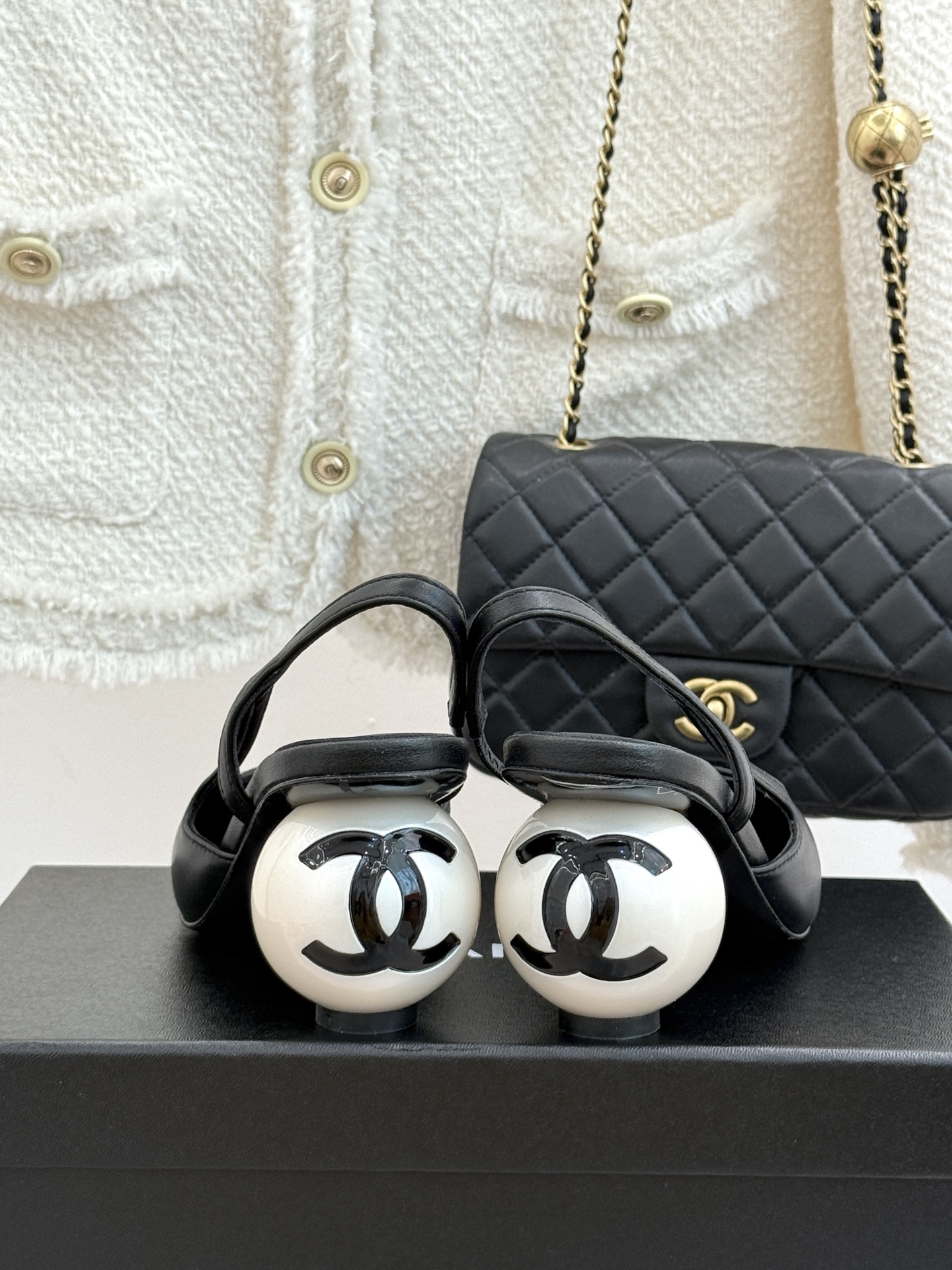 CHANE* ｜小香经典拼色巨型珍珠跟后空凉鞋将法式优雅与当代美学完美融合。复古拼色鞋面层次分明利落线条