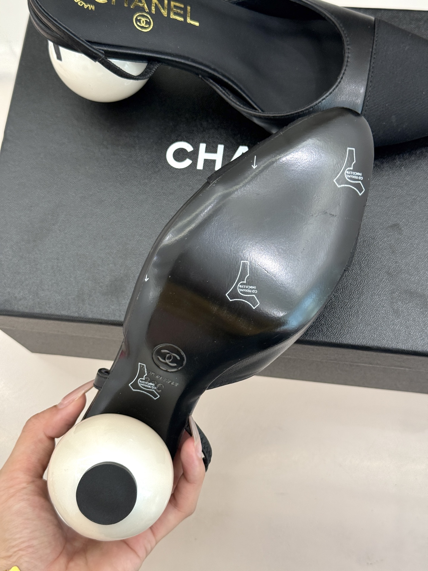 CHANE* ｜小香经典拼色巨型珍珠跟后空凉鞋将法式优雅与当代美学完美融合。复古拼色鞋面层次分明利落线条