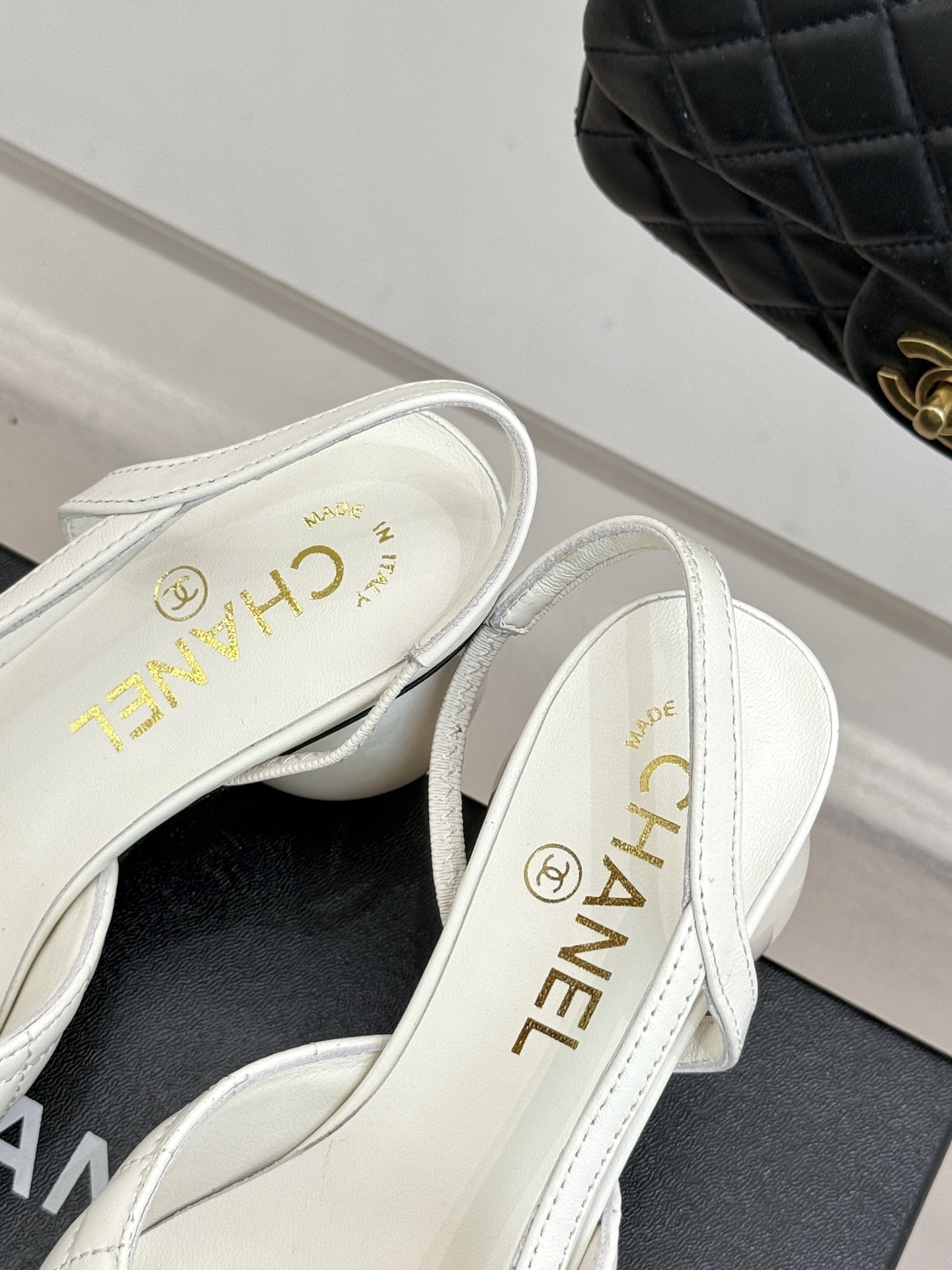 CHANE* ｜小香经典拼色巨型珍珠跟后空凉鞋将法式优雅与当代美学完美融合。复古拼色鞋面层次分明利落线条