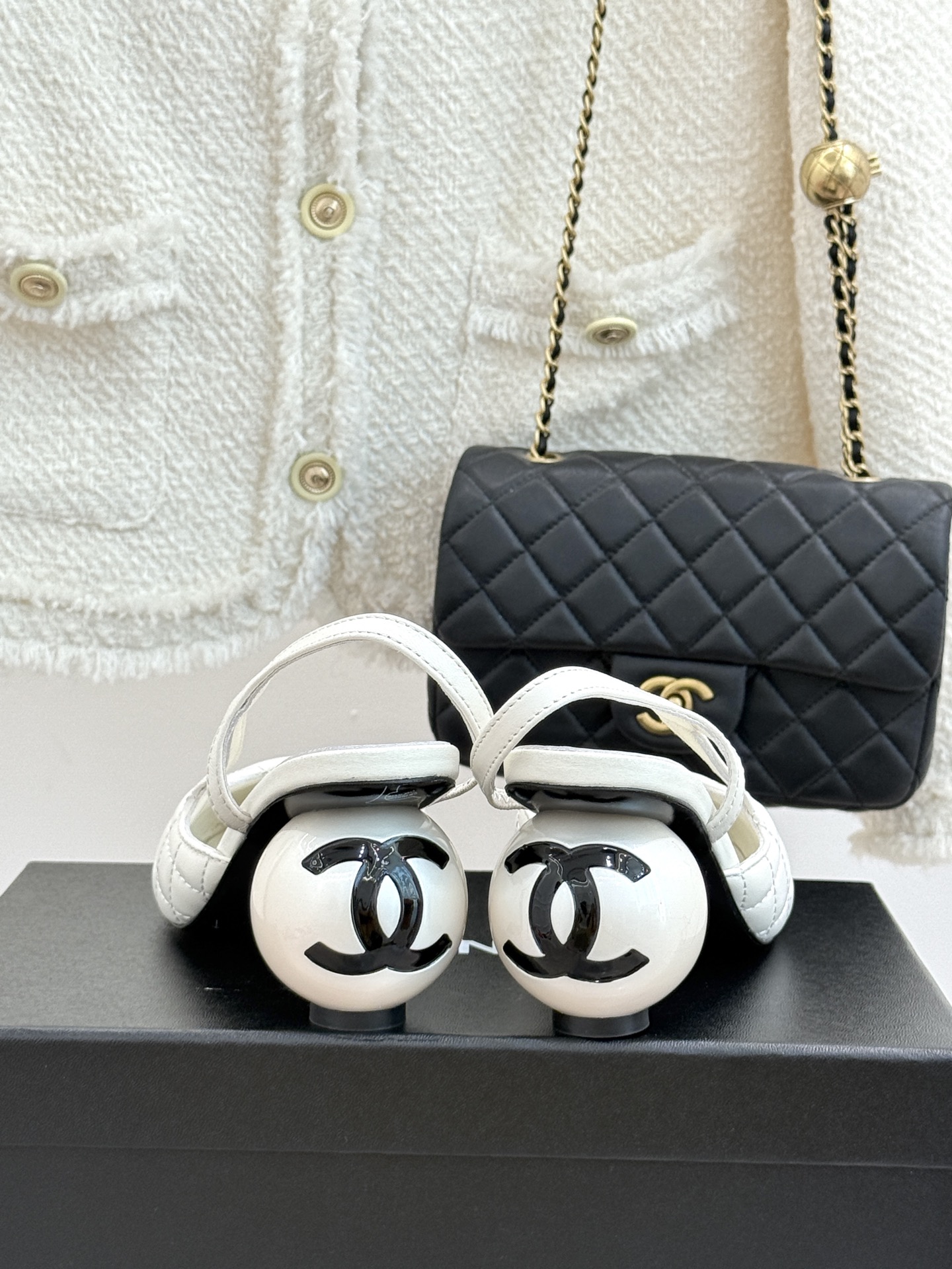 CHANE* ｜小香经典拼色巨型珍珠跟后空凉鞋将法式优雅与当代美学完美融合。复古拼色鞋面层次分明利落线条