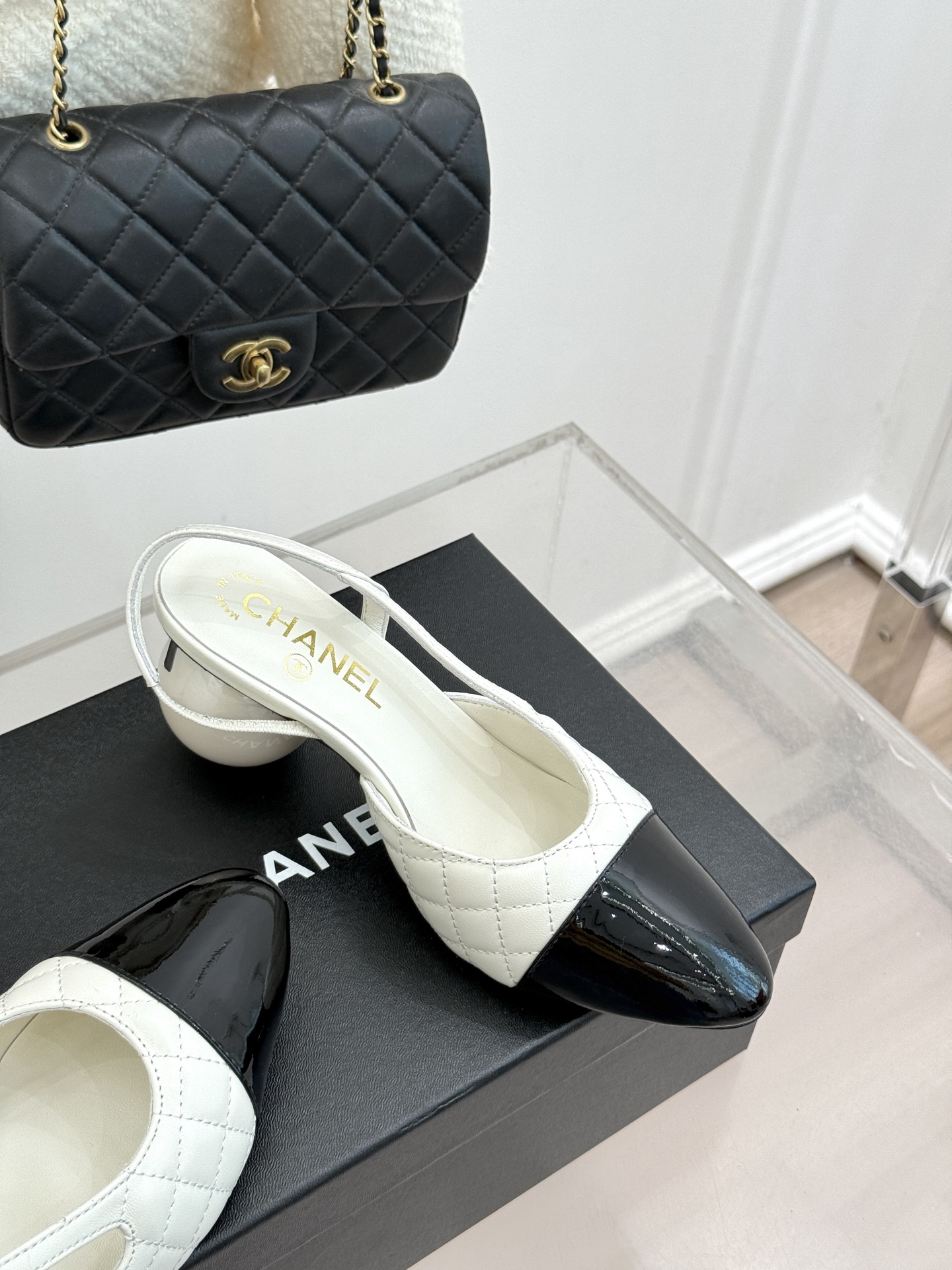 CHANE* ｜小香经典拼色巨型珍珠跟后空凉鞋将法式优雅与当代美学完美融合。复古拼色鞋面层次分明利落线条