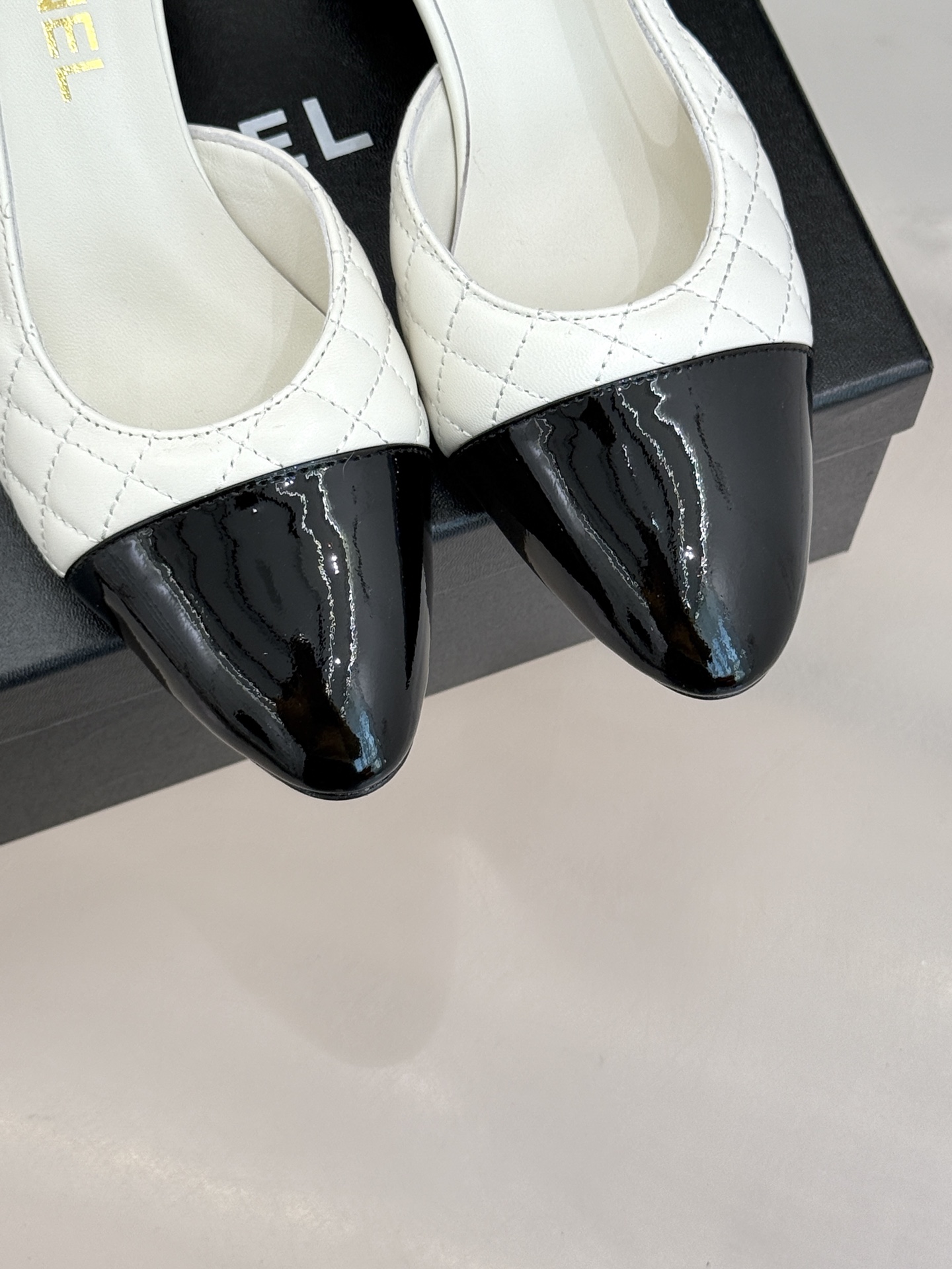 CHANE* ｜小香经典拼色巨型珍珠跟后空凉鞋将法式优雅与当代美学完美融合。复古拼色鞋面层次分明利落线条