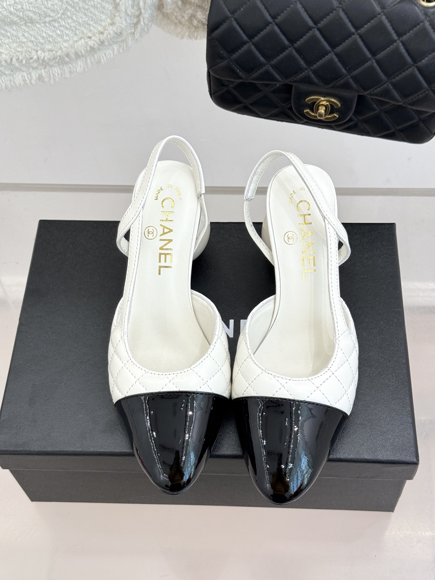 CHANE* ｜小香经典拼色巨型珍珠跟后空凉鞋将法式优雅与当代美学完美融合。复古拼色鞋面层次分明利落线条