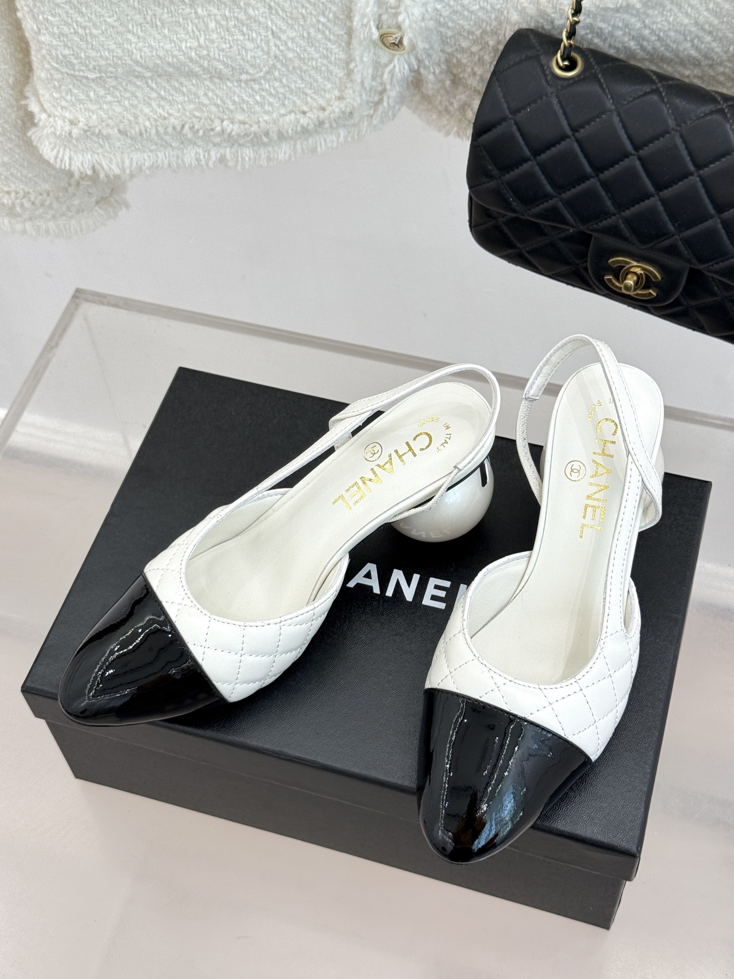 CHANE* ｜小香经典拼色巨型珍珠跟后空凉鞋将法式优雅与当代美学完美融合。复古拼色鞋面层次分明利落线条