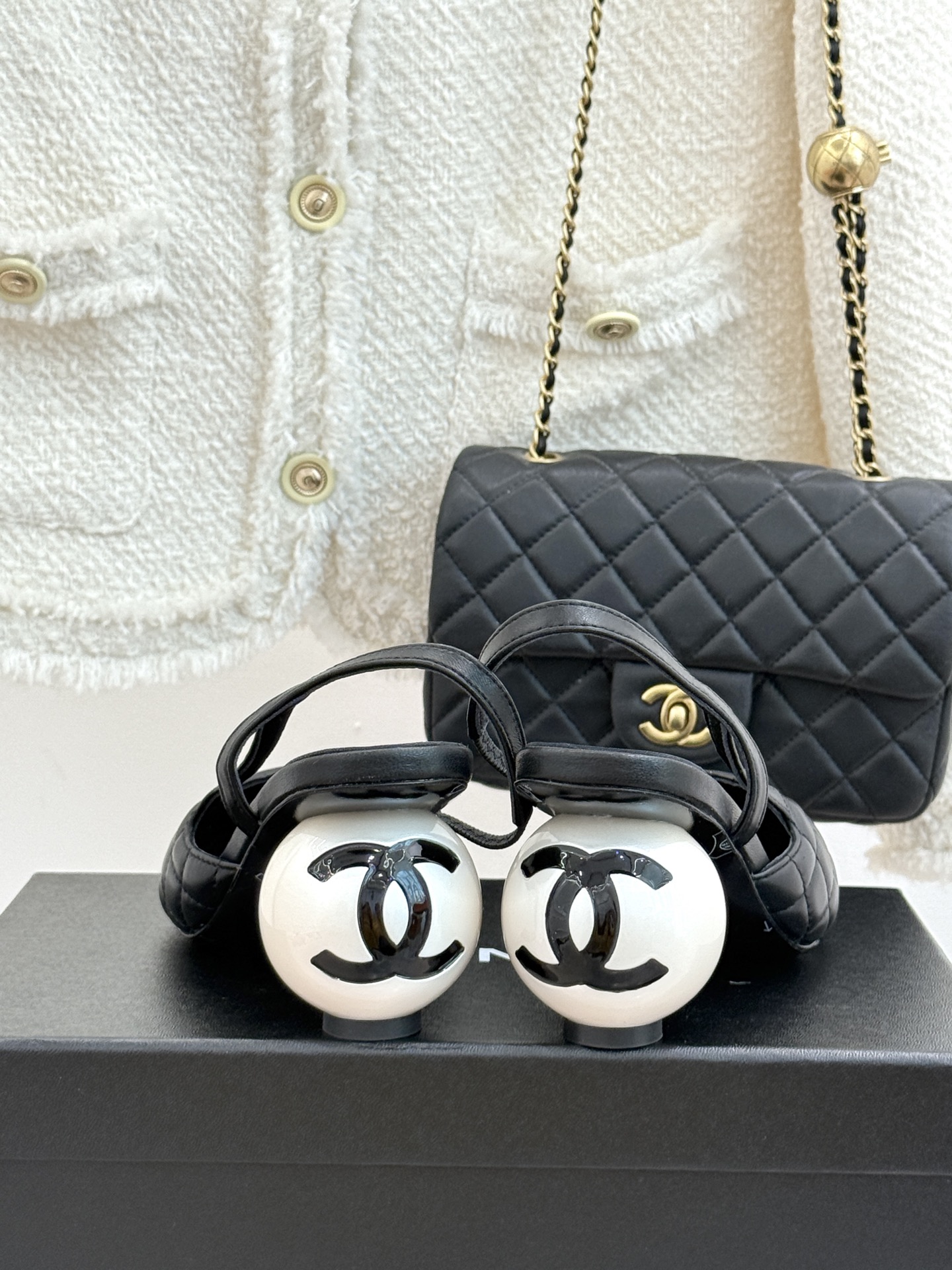 CHANE* ｜小香经典拼色巨型珍珠跟后空凉鞋将法式优雅与当代美学完美融合。复古拼色鞋面层次分明利落线条