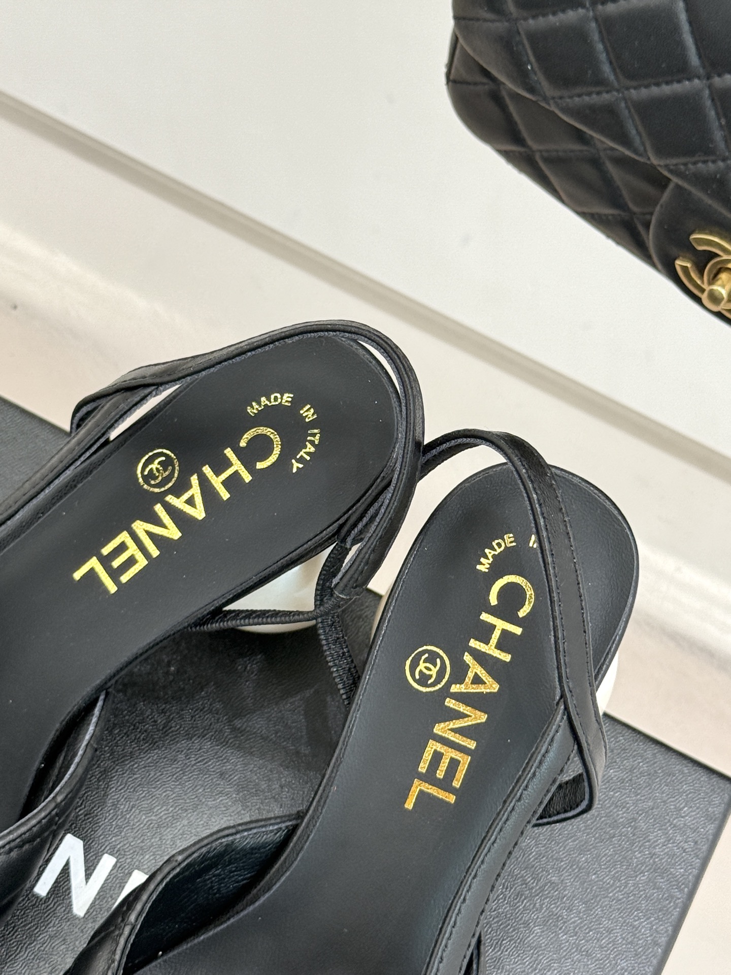 CHANE* ｜小香经典拼色巨型珍珠跟后空凉鞋将法式优雅与当代美学完美融合。复古拼色鞋面层次分明利落线条