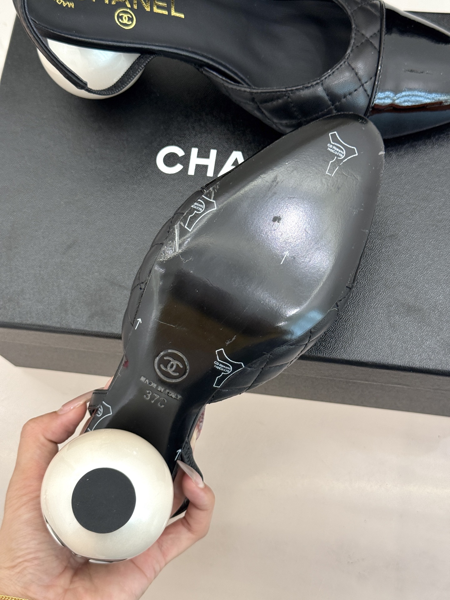 CHANE* ｜小香经典拼色巨型珍珠跟后空凉鞋将法式优雅与当代美学完美融合。复古拼色鞋面层次分明利落线条