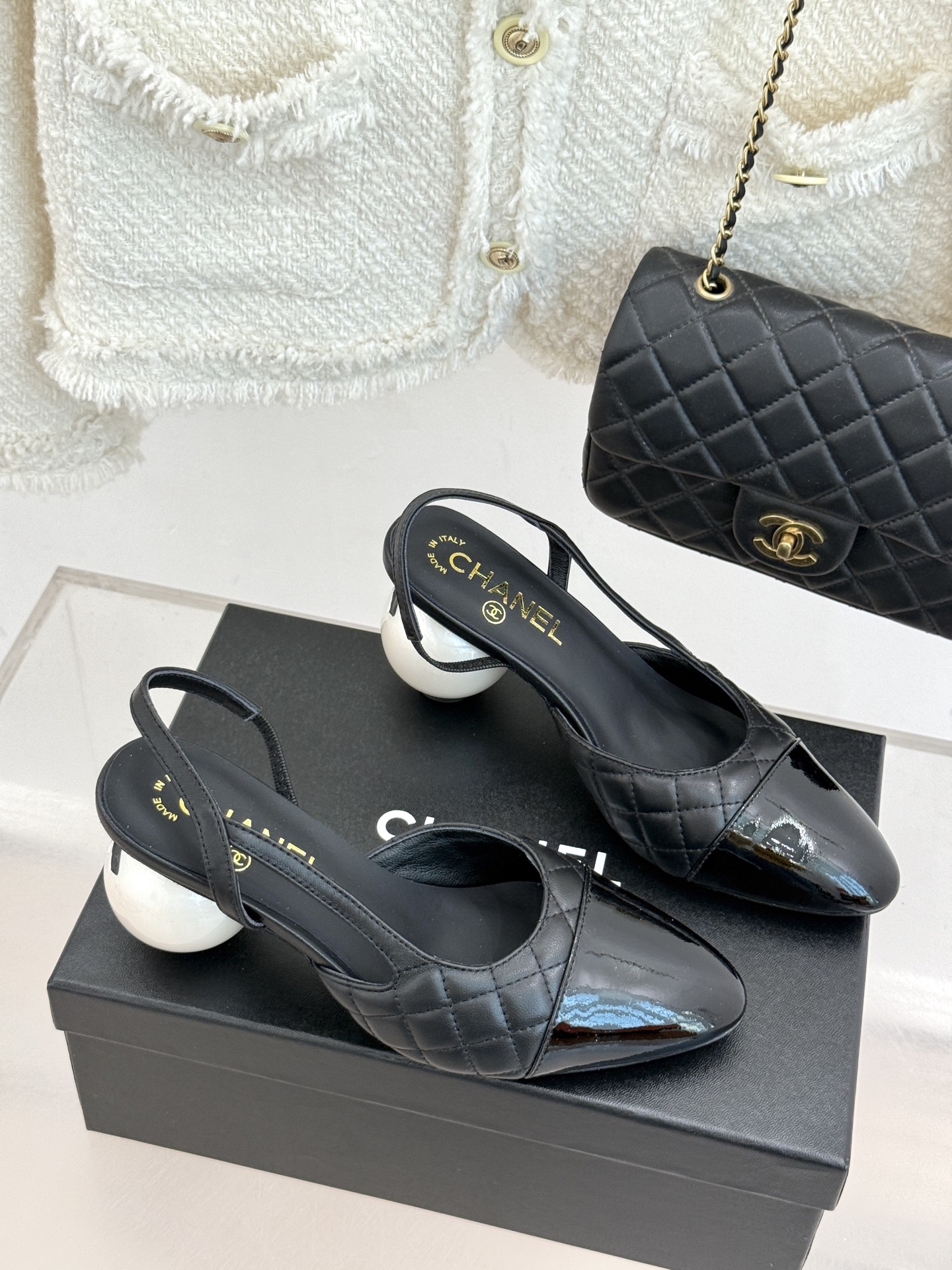 CHANE* ｜小香经典拼色巨型珍珠跟后空凉鞋将法式优雅与当代美学完美融合。复古拼色鞋面层次分明利落线条