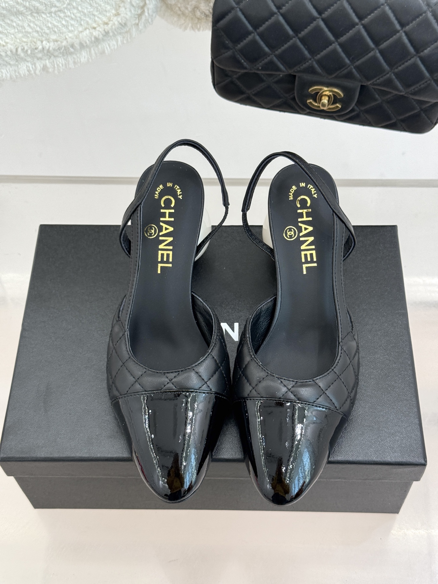 CHANE* ｜小香经典拼色巨型珍珠跟后空凉鞋将法式优雅与当代美学完美融合。复古拼色鞋面层次分明利落线条