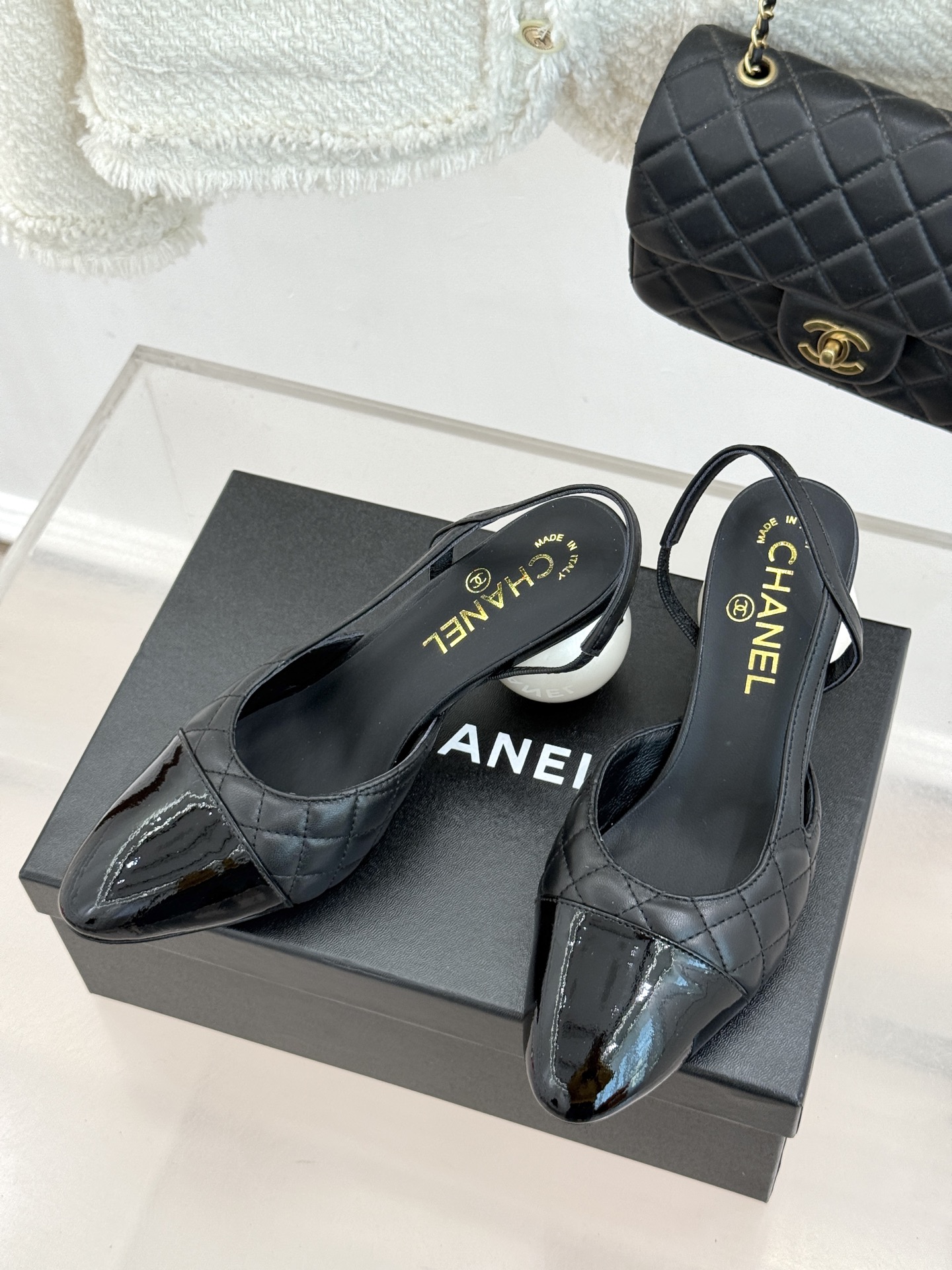 CHANE* ｜小香经典拼色巨型珍珠跟后空凉鞋将法式优雅与当代美学完美融合。复古拼色鞋面层次分明利落线条