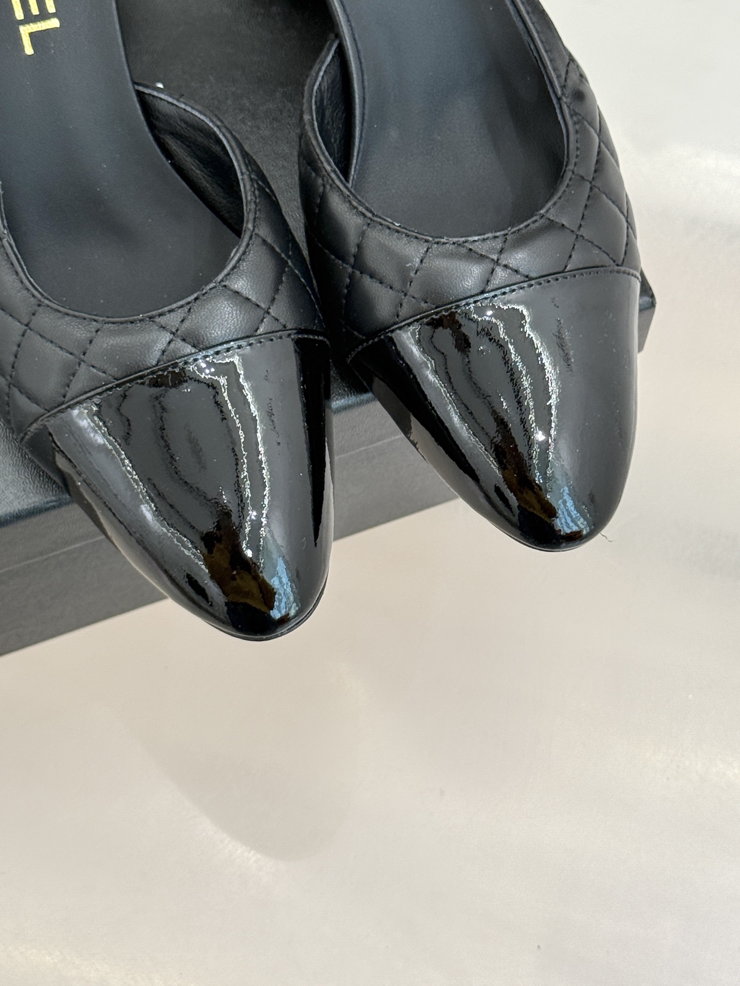 CHANE* ｜小香经典拼色巨型珍珠跟后空凉鞋将法式优雅与当代美学完美融合。复古拼色鞋面层次分明利落线条