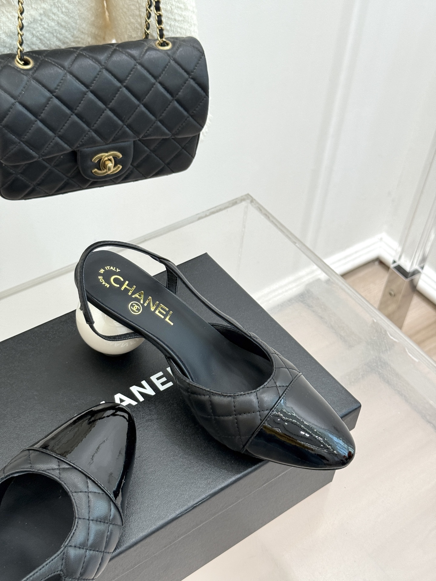 CHANE* ｜小香经典拼色巨型珍珠跟后空凉鞋将法式优雅与当代美学完美融合。复古拼色鞋面层次分明利落线条