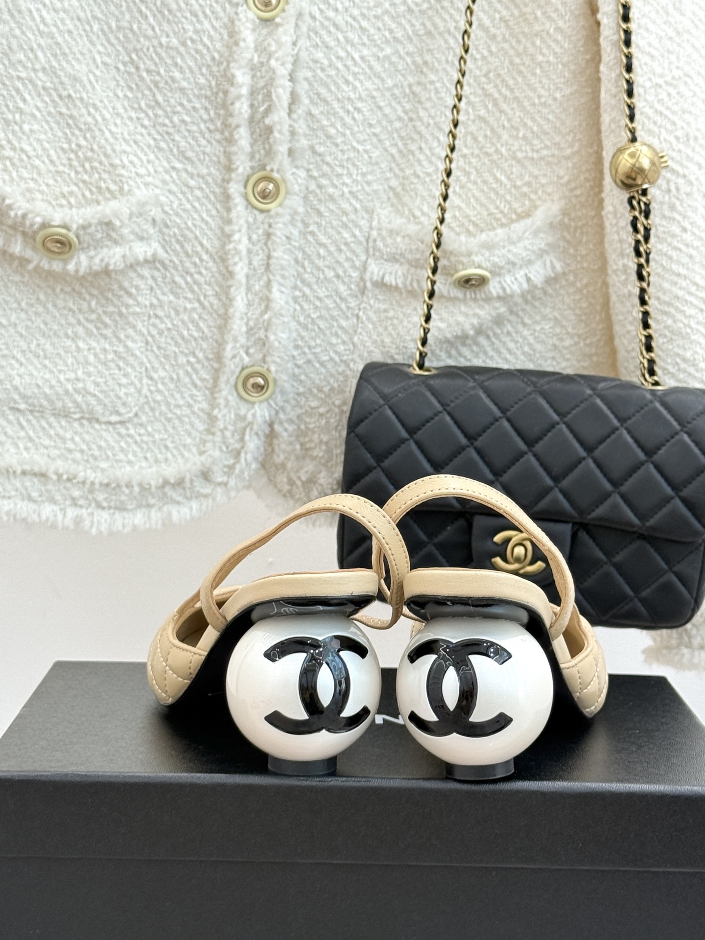 CHANE* ｜小香经典拼色巨型珍珠跟后空凉鞋将法式优雅与当代美学完美融合。复古拼色鞋面层次分明利落线条