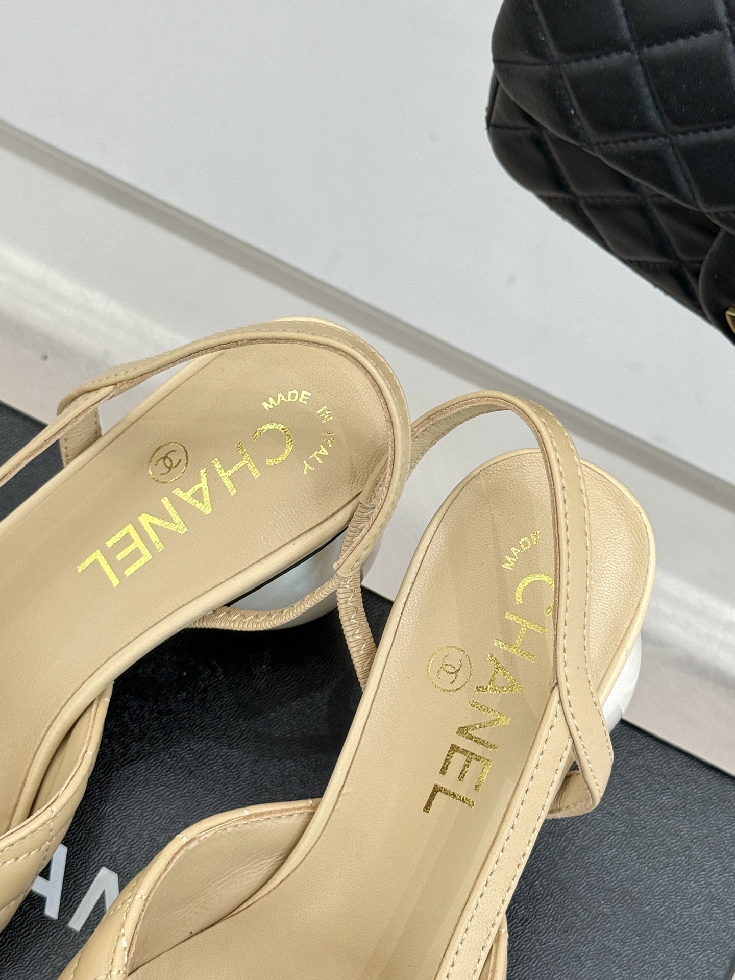 CHANE* ｜小香经典拼色巨型珍珠跟后空凉鞋将法式优雅与当代美学完美融合。复古拼色鞋面层次分明利落线条