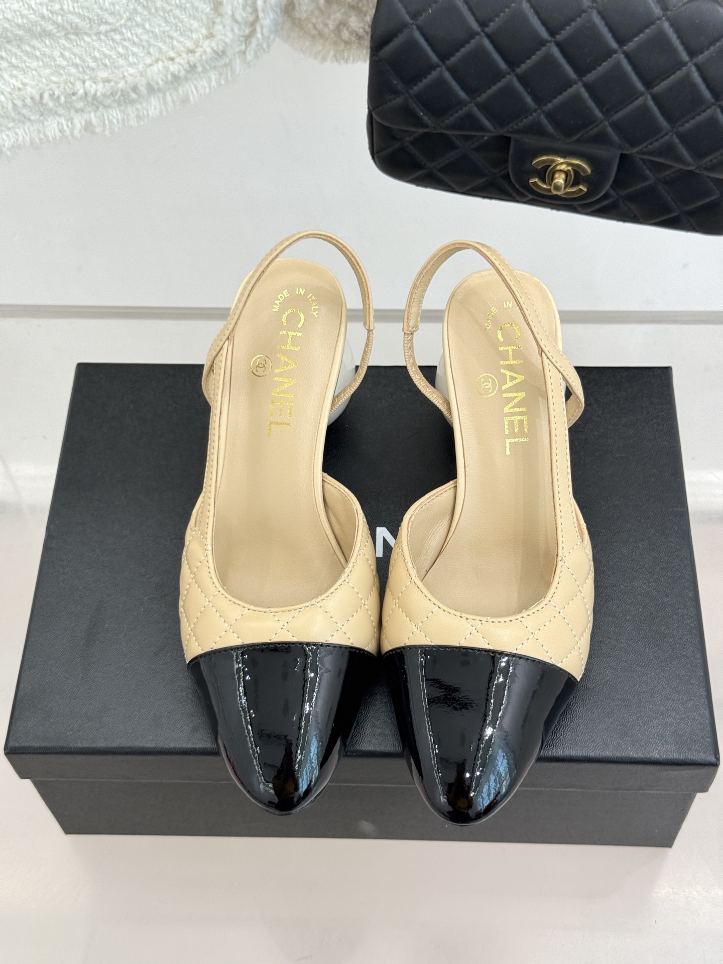 CHANE* ｜小香经典拼色巨型珍珠跟后空凉鞋将法式优雅与当代美学完美融合。复古拼色鞋面层次分明利落线条