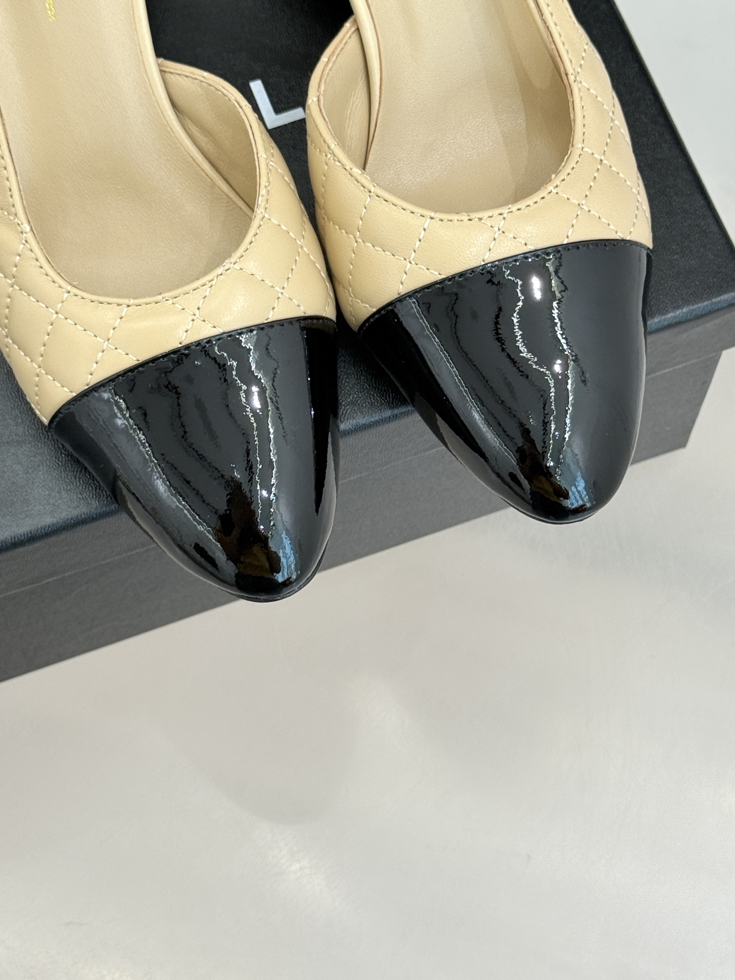 CHANE* ｜小香经典拼色巨型珍珠跟后空凉鞋将法式优雅与当代美学完美融合。复古拼色鞋面层次分明利落线条