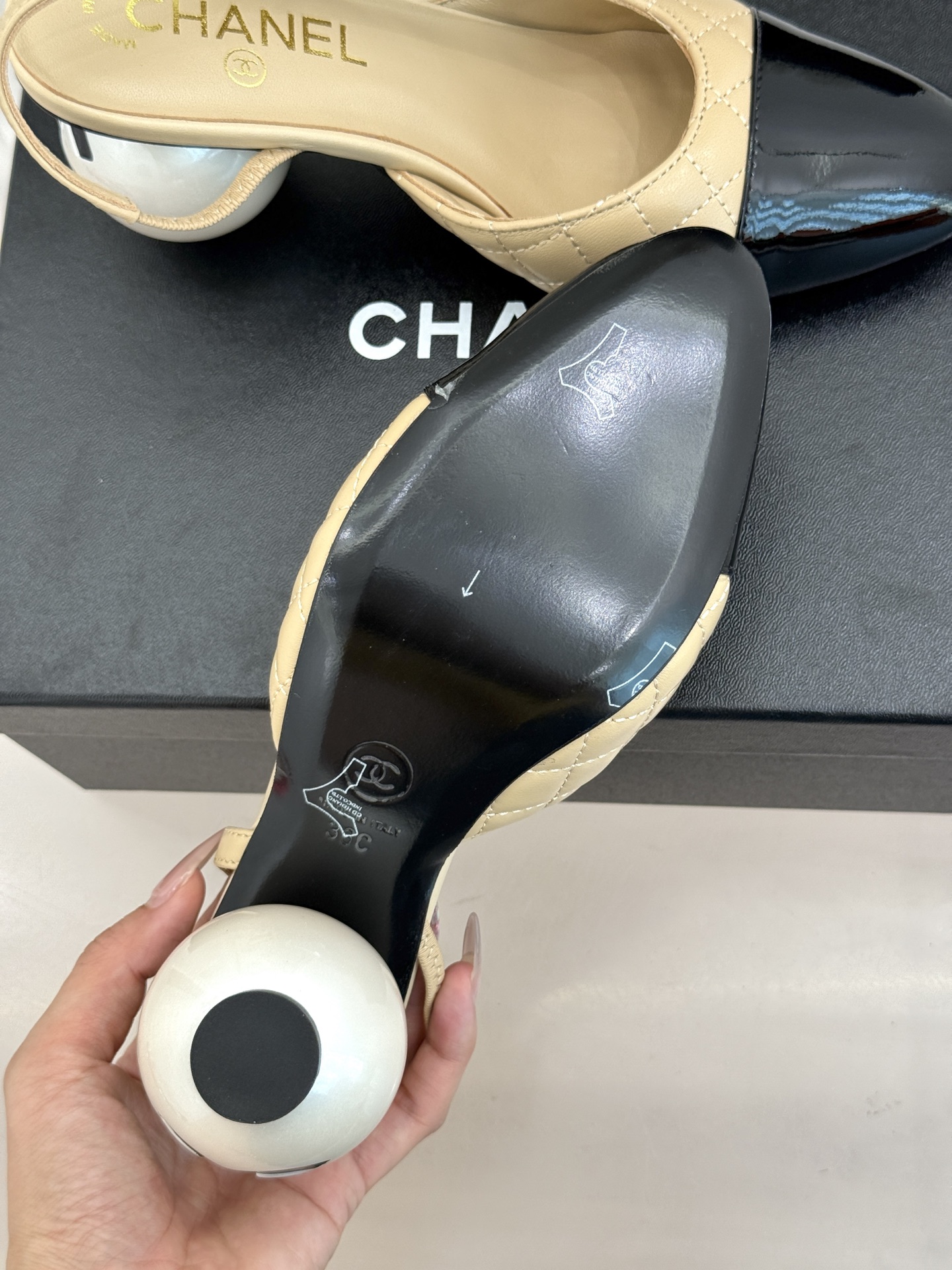 CHANE* ｜小香经典拼色巨型珍珠跟后空凉鞋将法式优雅与当代美学完美融合。复古拼色鞋面层次分明利落线条