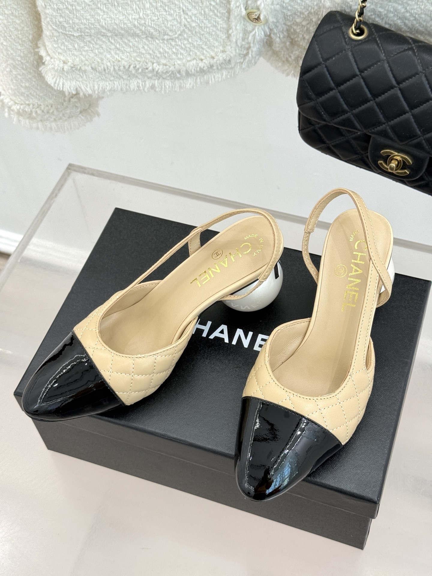 CHANE* ｜小香经典拼色巨型珍珠跟后空凉鞋将法式优雅与当代美学完美融合。复古拼色鞋面层次分明利落线条