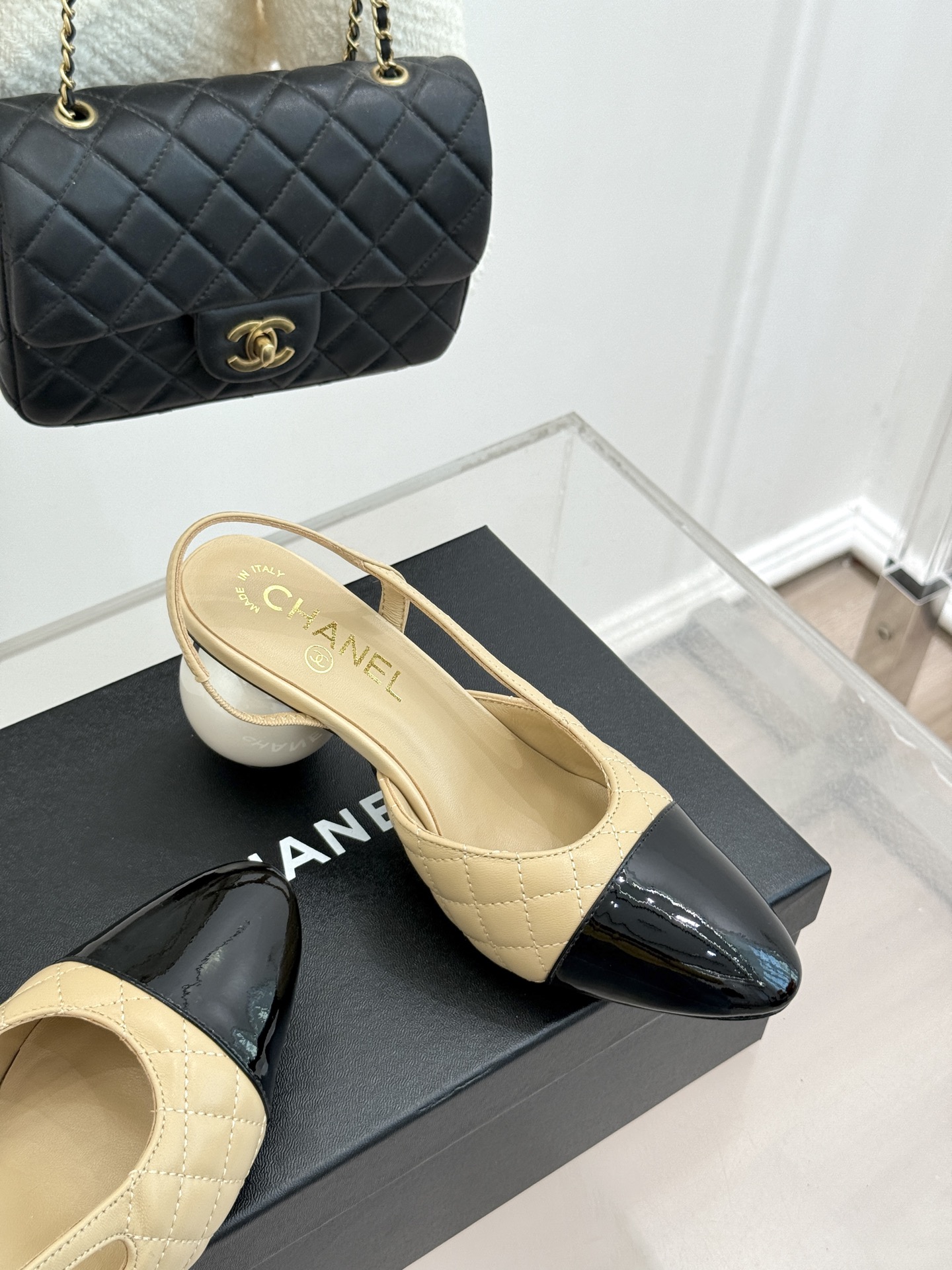 CHANE* ｜小香经典拼色巨型珍珠跟后空凉鞋将法式优雅与当代美学完美融合。复古拼色鞋面层次分明利落线条