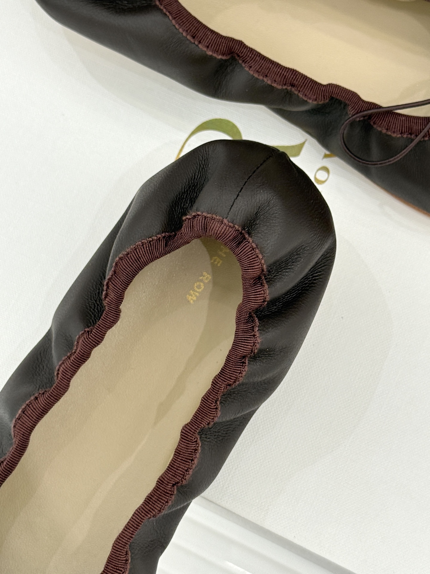 The Row 26WF早春新品极简蝴蝶结芭蕾舞鞋以克制美学定义高级松弛。精选柔润纳帕小羊皮贴合脚型如第