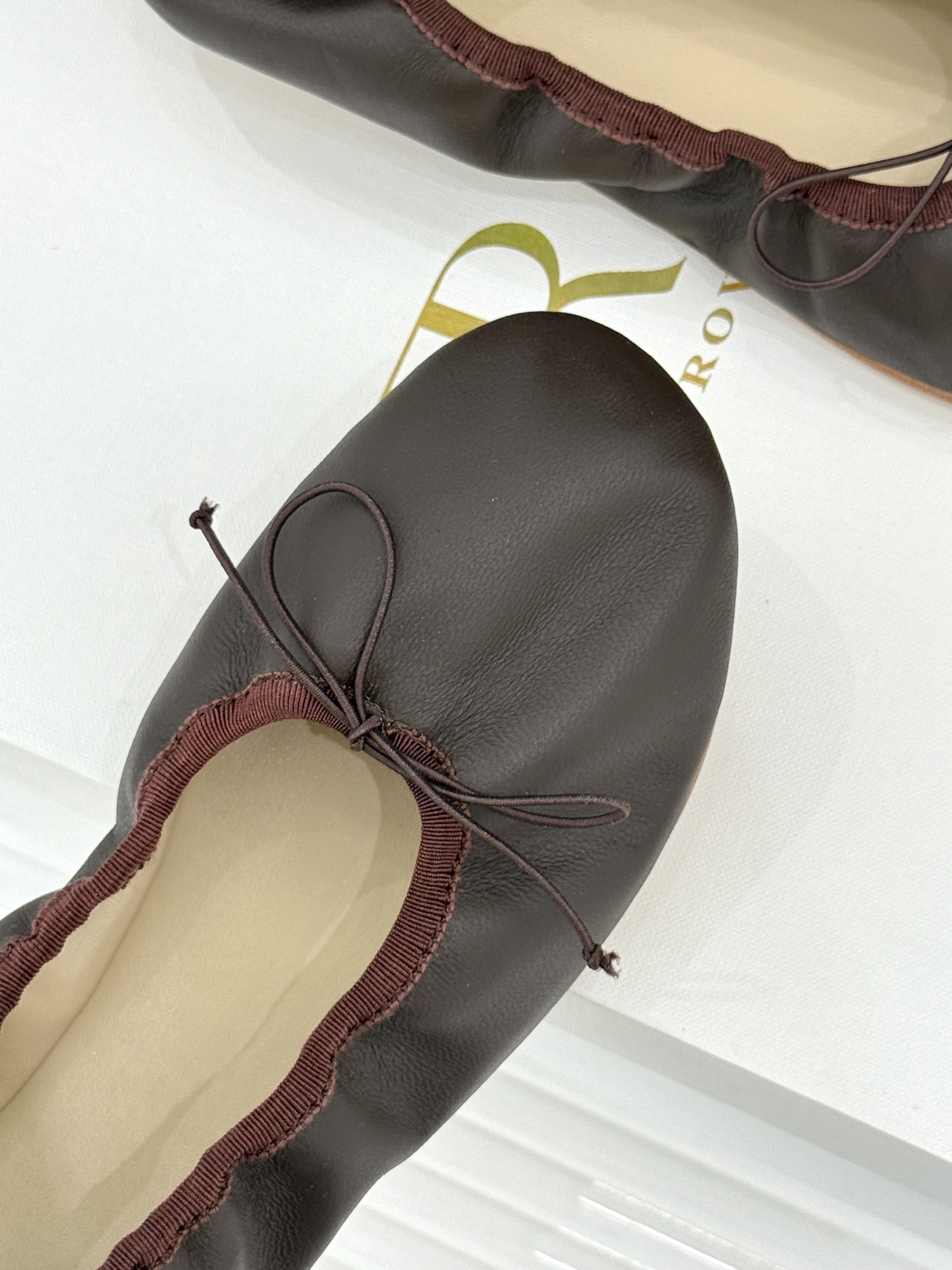 The Row 26WF早春新品极简蝴蝶结芭蕾舞鞋以克制美学定义高级松弛。精选柔润纳帕小羊皮贴合脚型如第