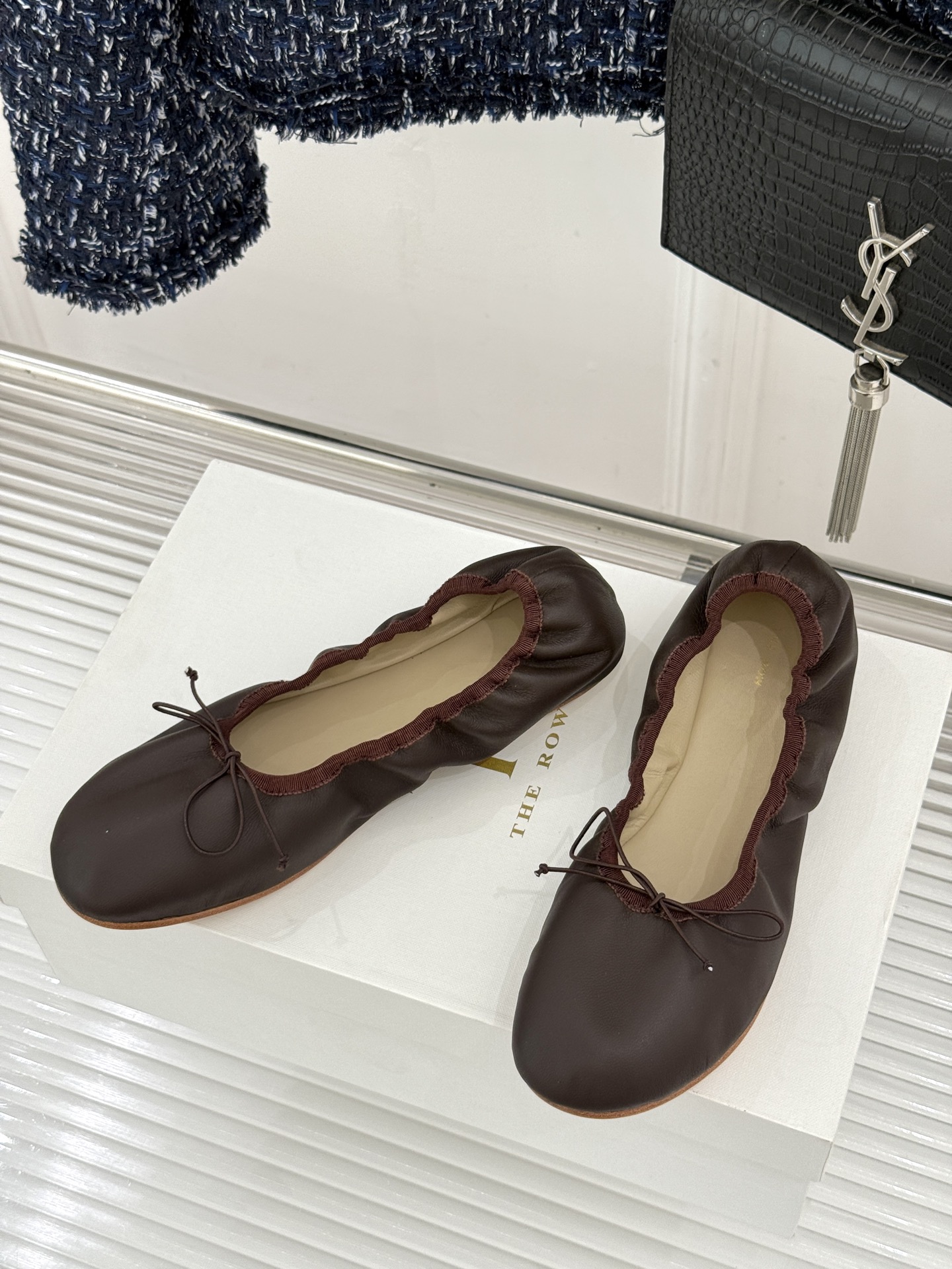 The Row 26WF早春新品极简蝴蝶结芭蕾舞鞋以克制美学定义高级松弛。精选柔润纳帕小羊皮贴合脚型如第