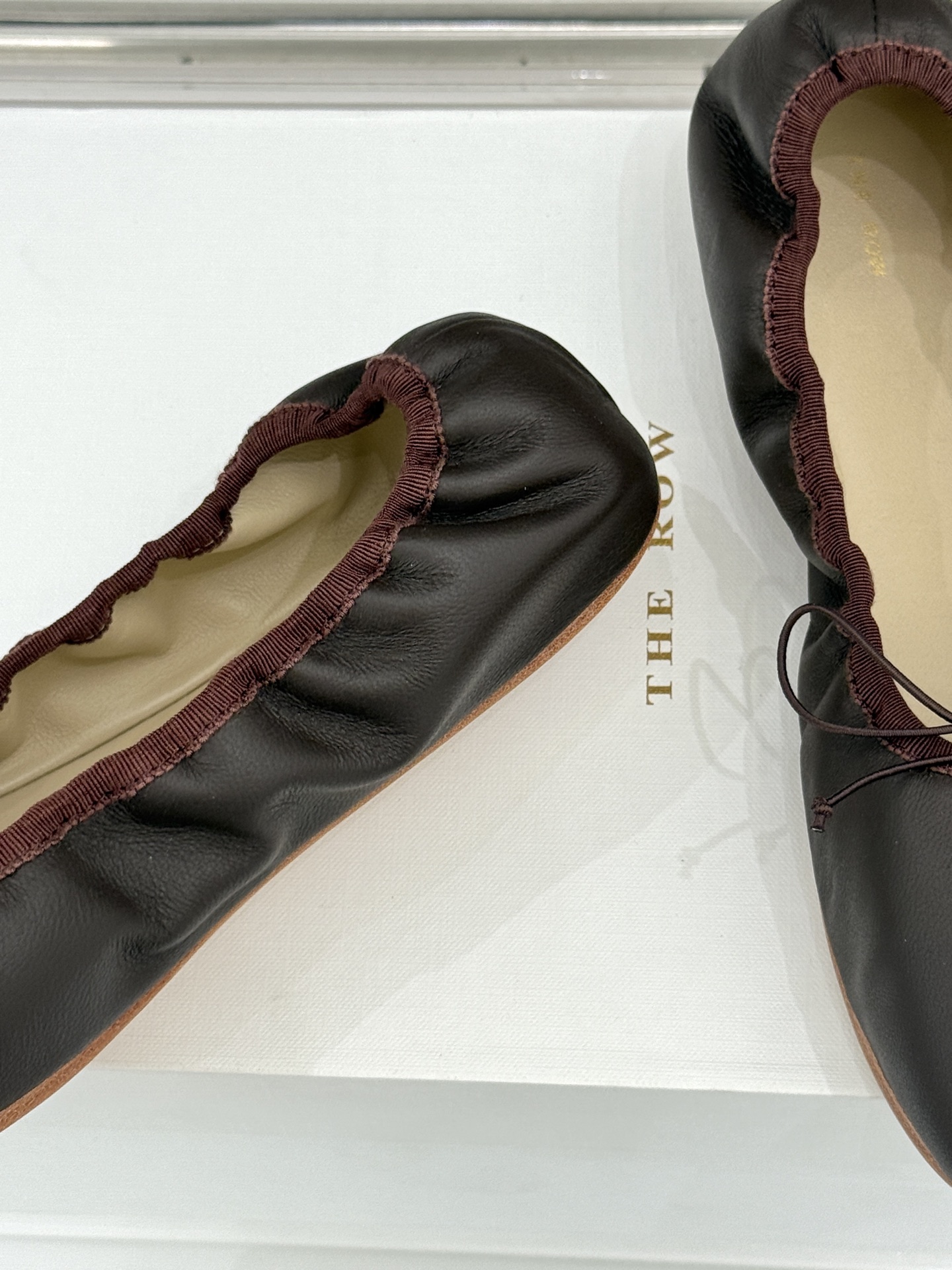 The Row 26WF早春新品极简蝴蝶结芭蕾舞鞋以克制美学定义高级松弛。精选柔润纳帕小羊皮贴合脚型如第