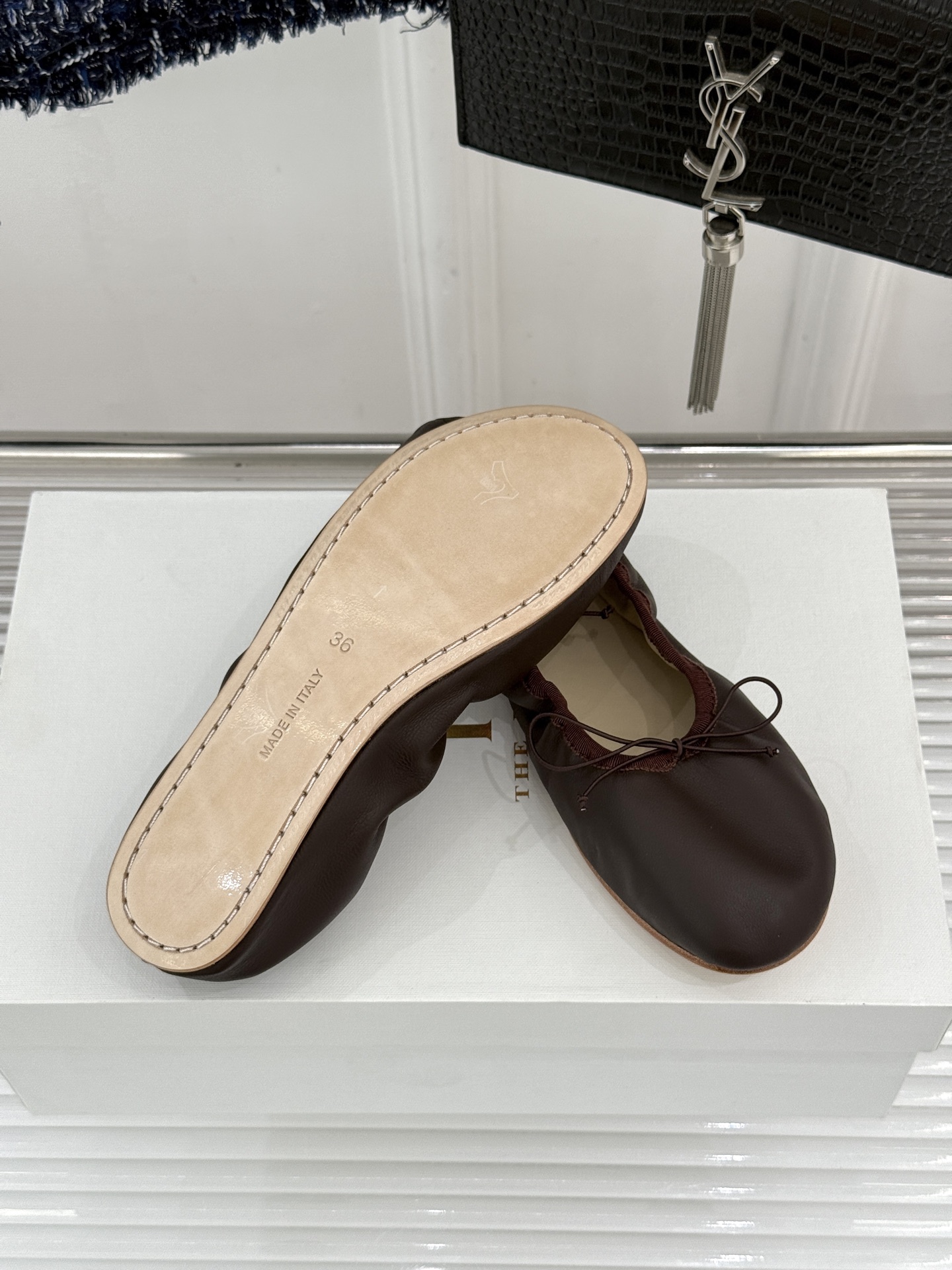 The Row 26WF早春新品极简蝴蝶结芭蕾舞鞋以克制美学定义高级松弛。精选柔润纳帕小羊皮贴合脚型如第