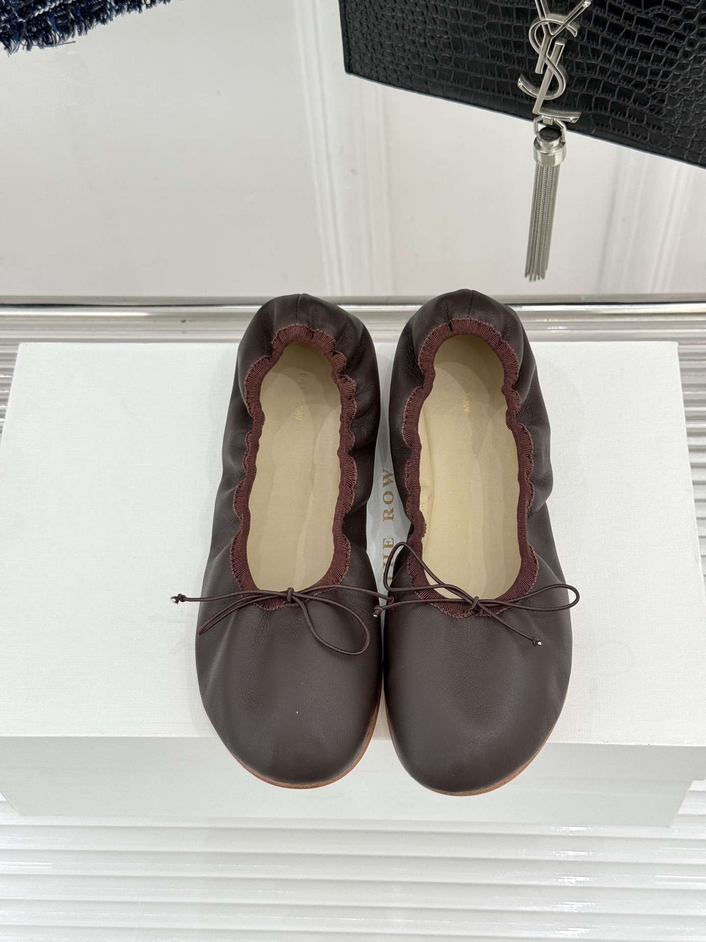 The Row 26WF早春新品极简蝴蝶结芭蕾舞鞋以克制美学定义高级松弛。精选柔润纳帕小羊皮贴合脚型如第