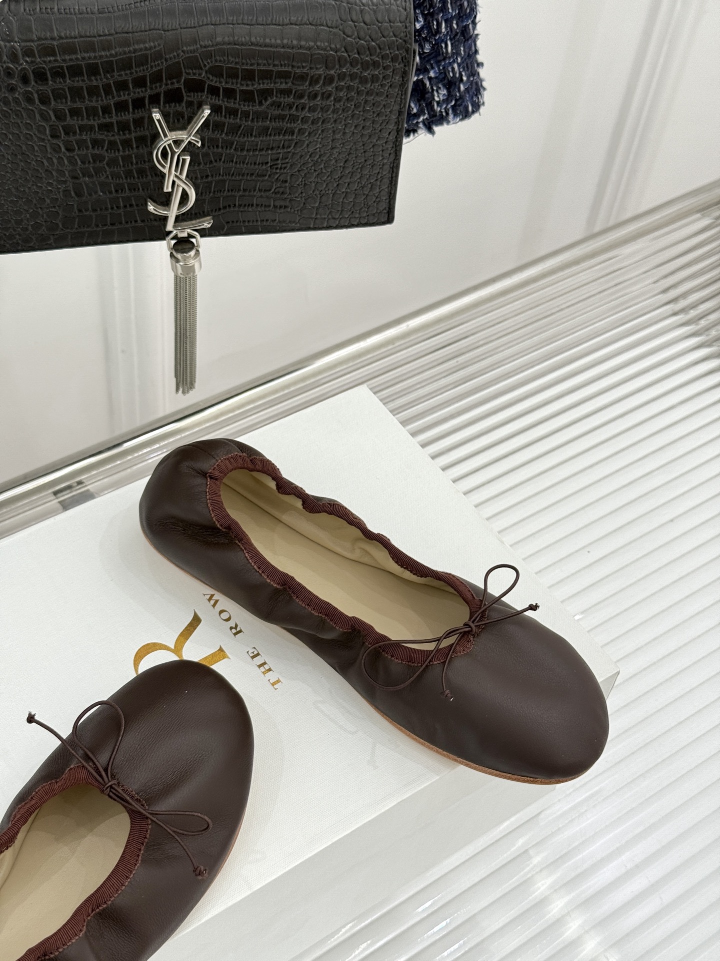 The Row 26WF早春新品极简蝴蝶结芭蕾舞鞋以克制美学定义高级松弛。精选柔润纳帕小羊皮贴合脚型如第