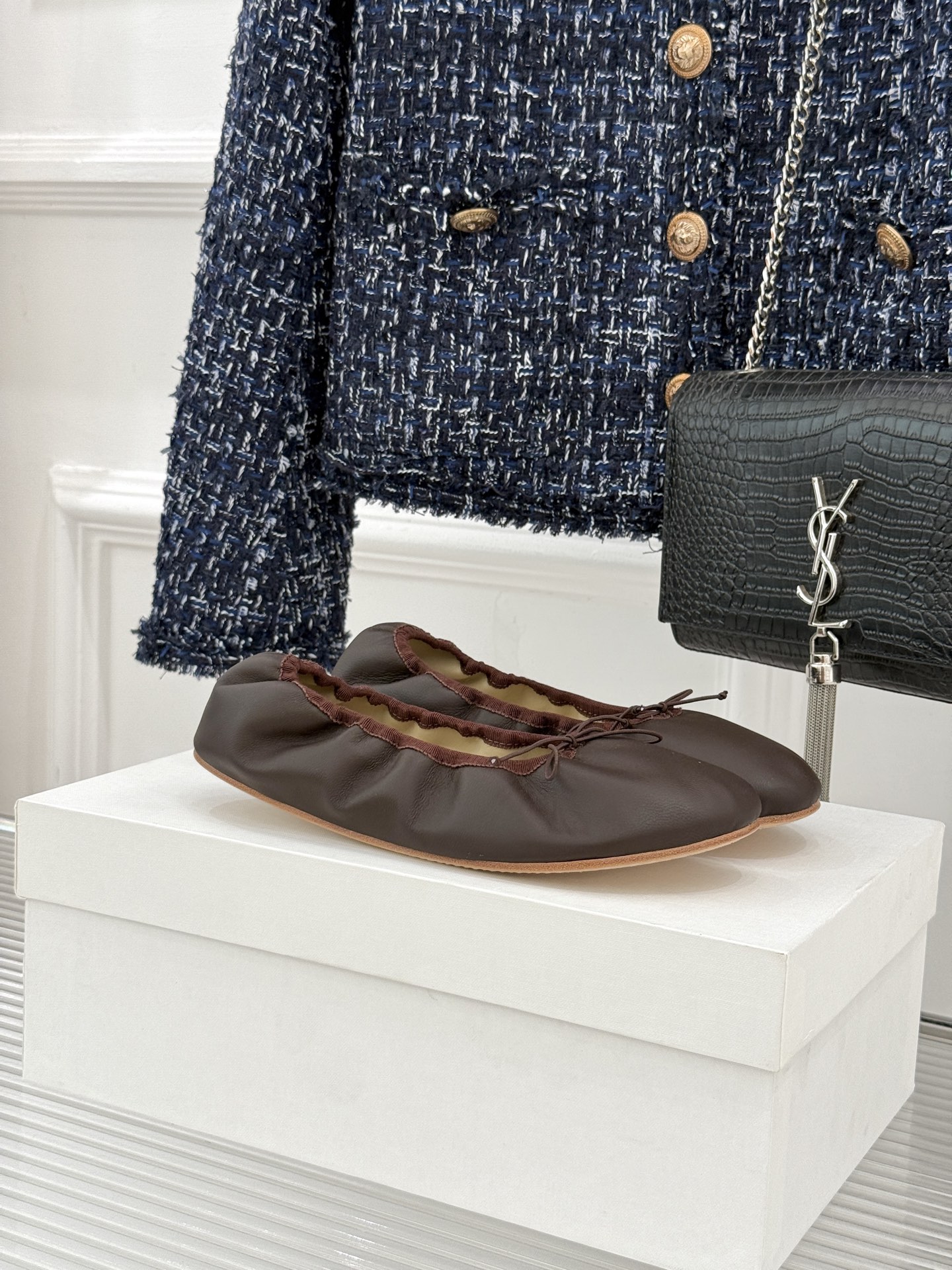 The Row 26WF早春新品极简蝴蝶结芭蕾舞鞋以克制美学定义高级松弛。精选柔润纳帕小羊皮贴合脚型如第