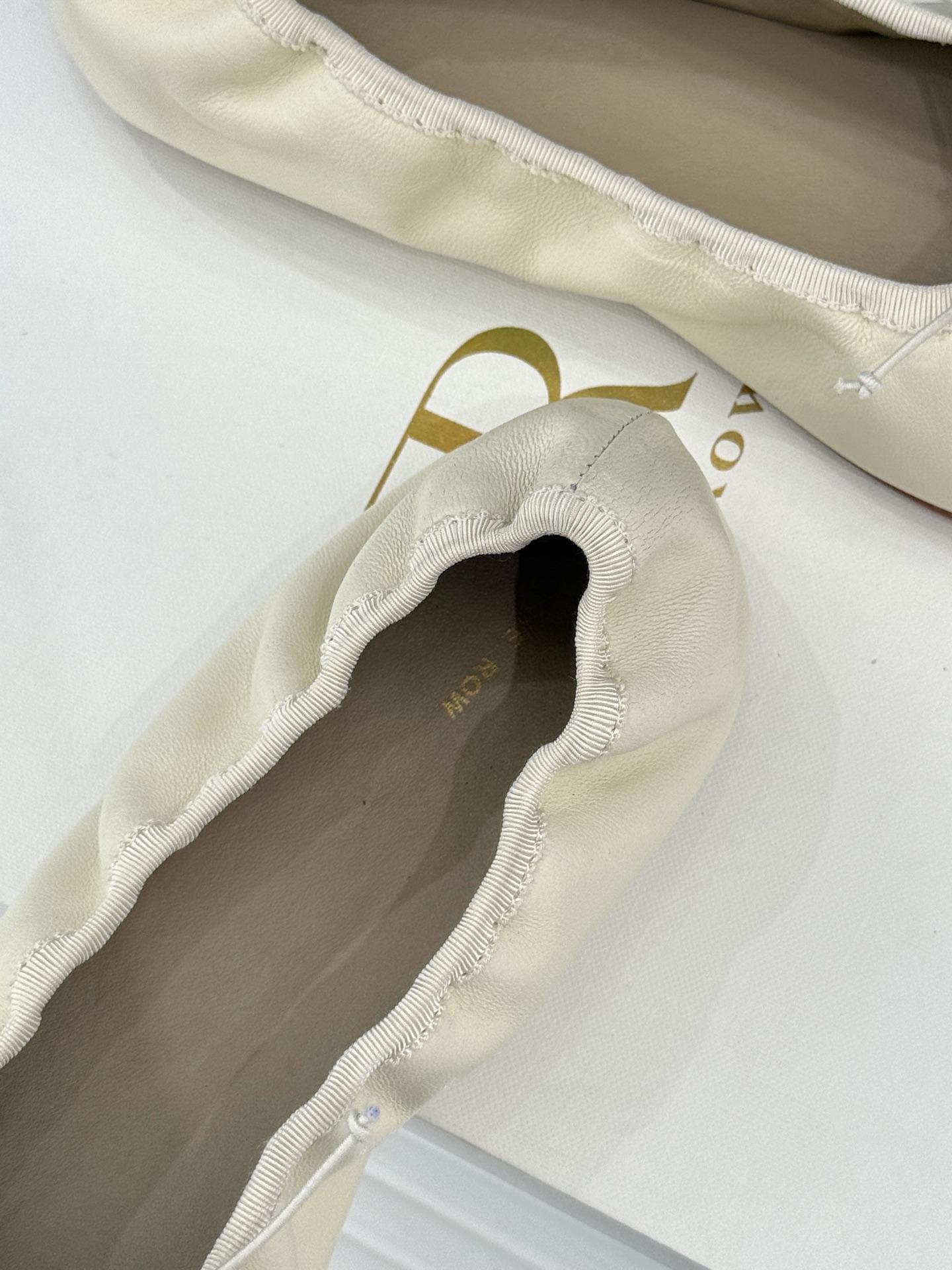 The Row 26WF早春新品极简蝴蝶结芭蕾舞鞋以克制美学定义高级松弛。精选柔润纳帕小羊皮贴合脚型如第