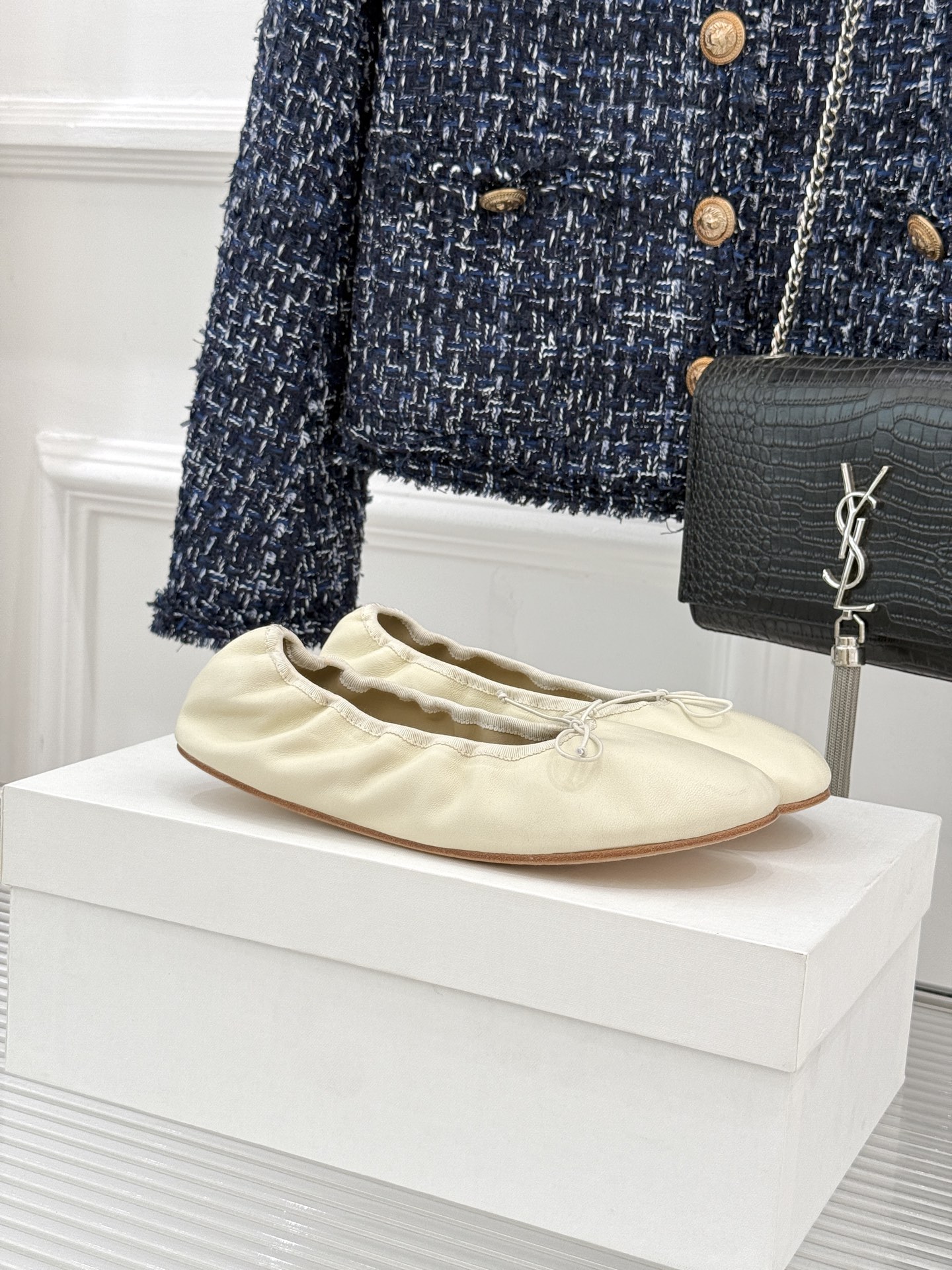 The Row 26WF早春新品极简蝴蝶结芭蕾舞鞋以克制美学定义高级松弛。精选柔润纳帕小羊皮贴合脚型如第