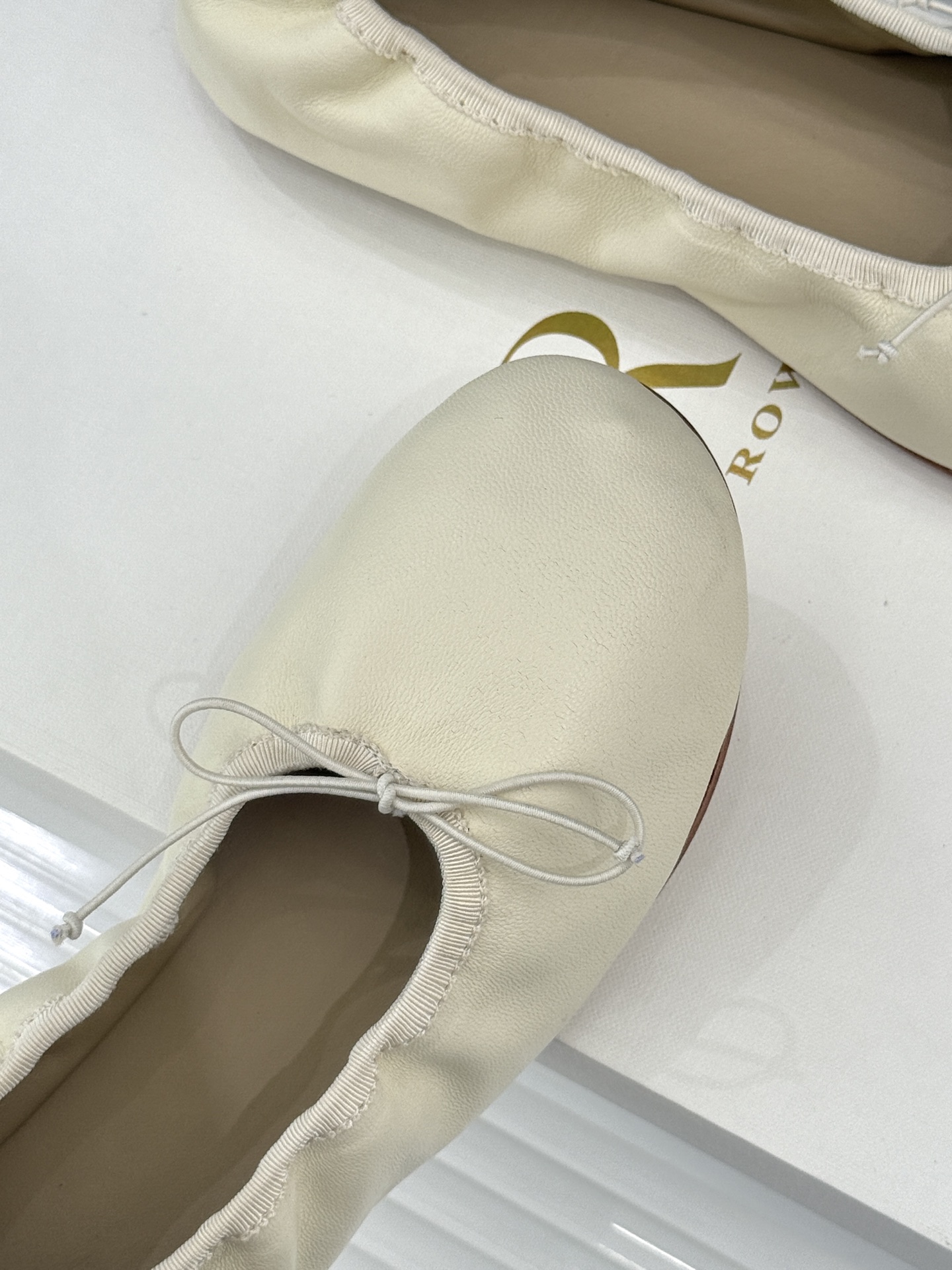 The Row 26WF早春新品极简蝴蝶结芭蕾舞鞋以克制美学定义高级松弛。精选柔润纳帕小羊皮贴合脚型如第