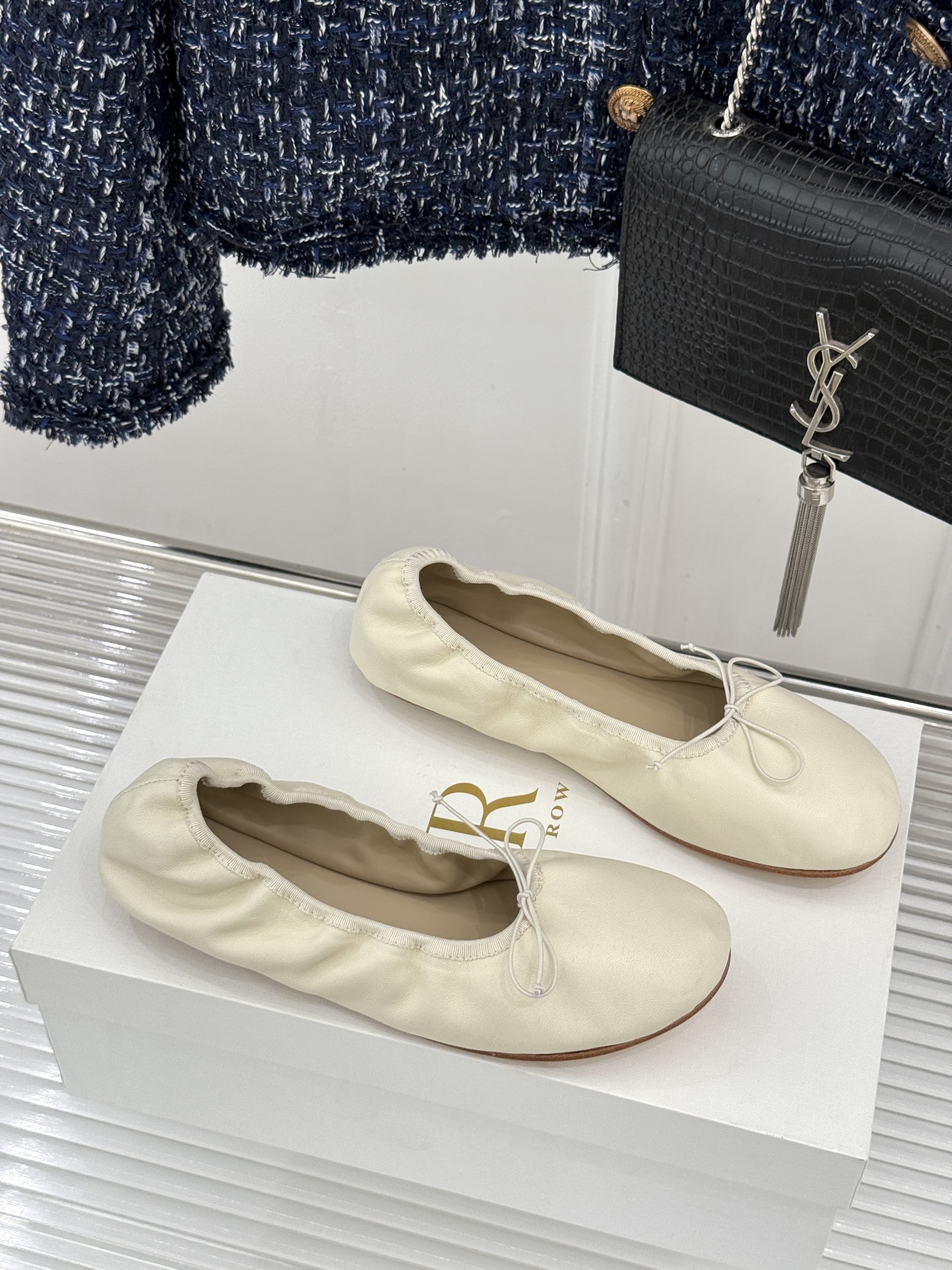 The Row 26WF早春新品极简蝴蝶结芭蕾舞鞋以克制美学定义高级松弛。精选柔润纳帕小羊皮贴合脚型如第