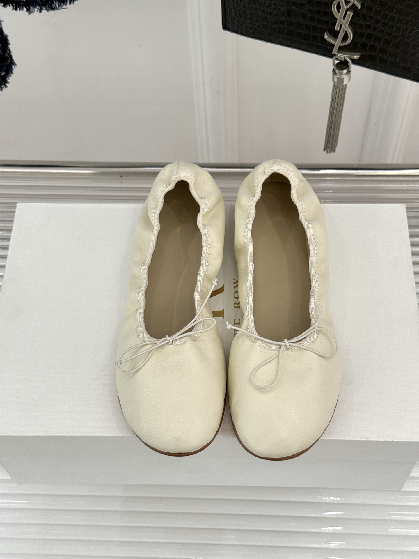 The Row 26WF早春新品极简蝴蝶结芭蕾舞鞋以克制美学定义高级松弛。精选柔润纳帕小羊皮贴合脚型如第