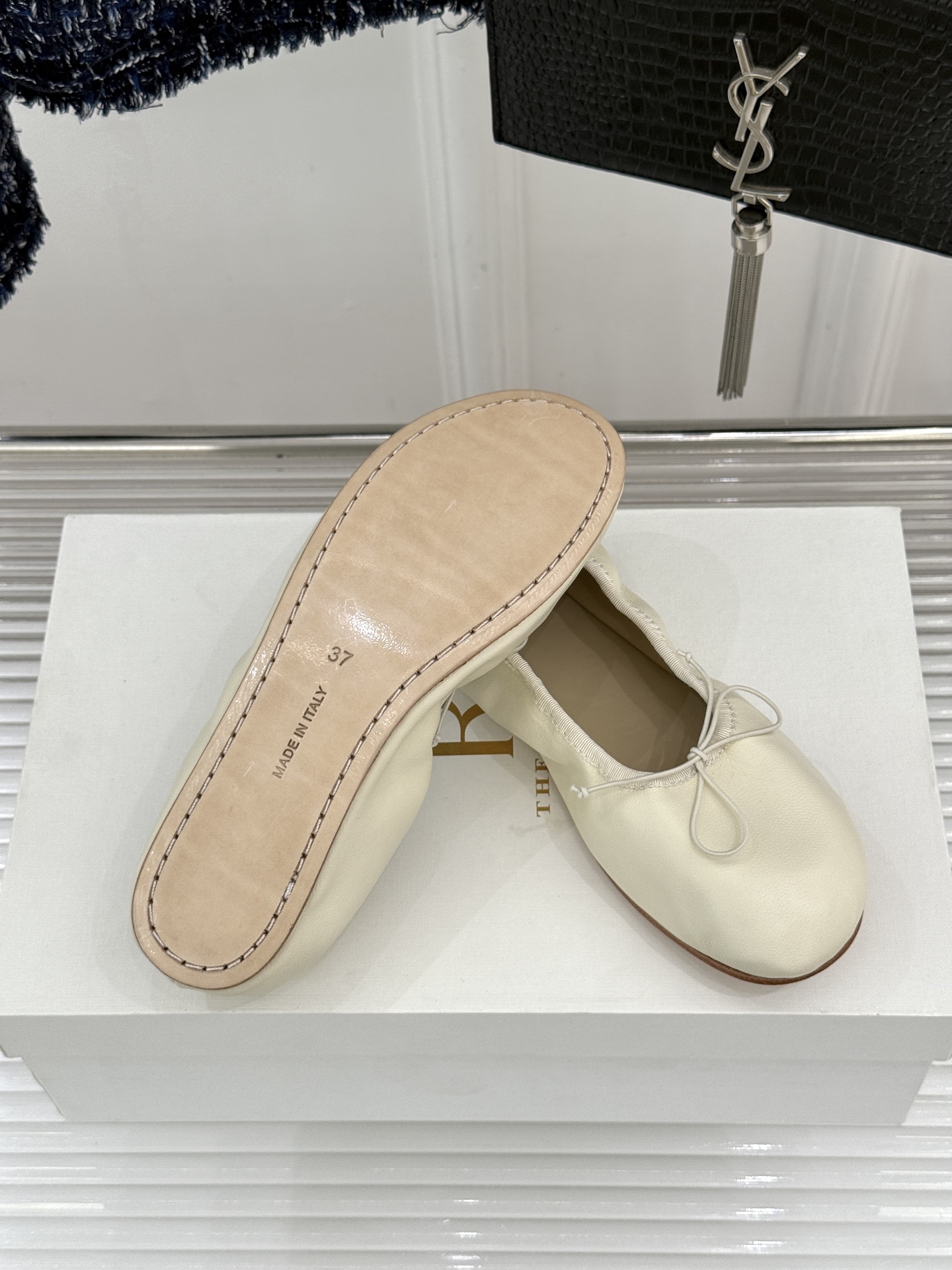 The Row 26WF早春新品极简蝴蝶结芭蕾舞鞋以克制美学定义高级松弛。精选柔润纳帕小羊皮贴合脚型如第