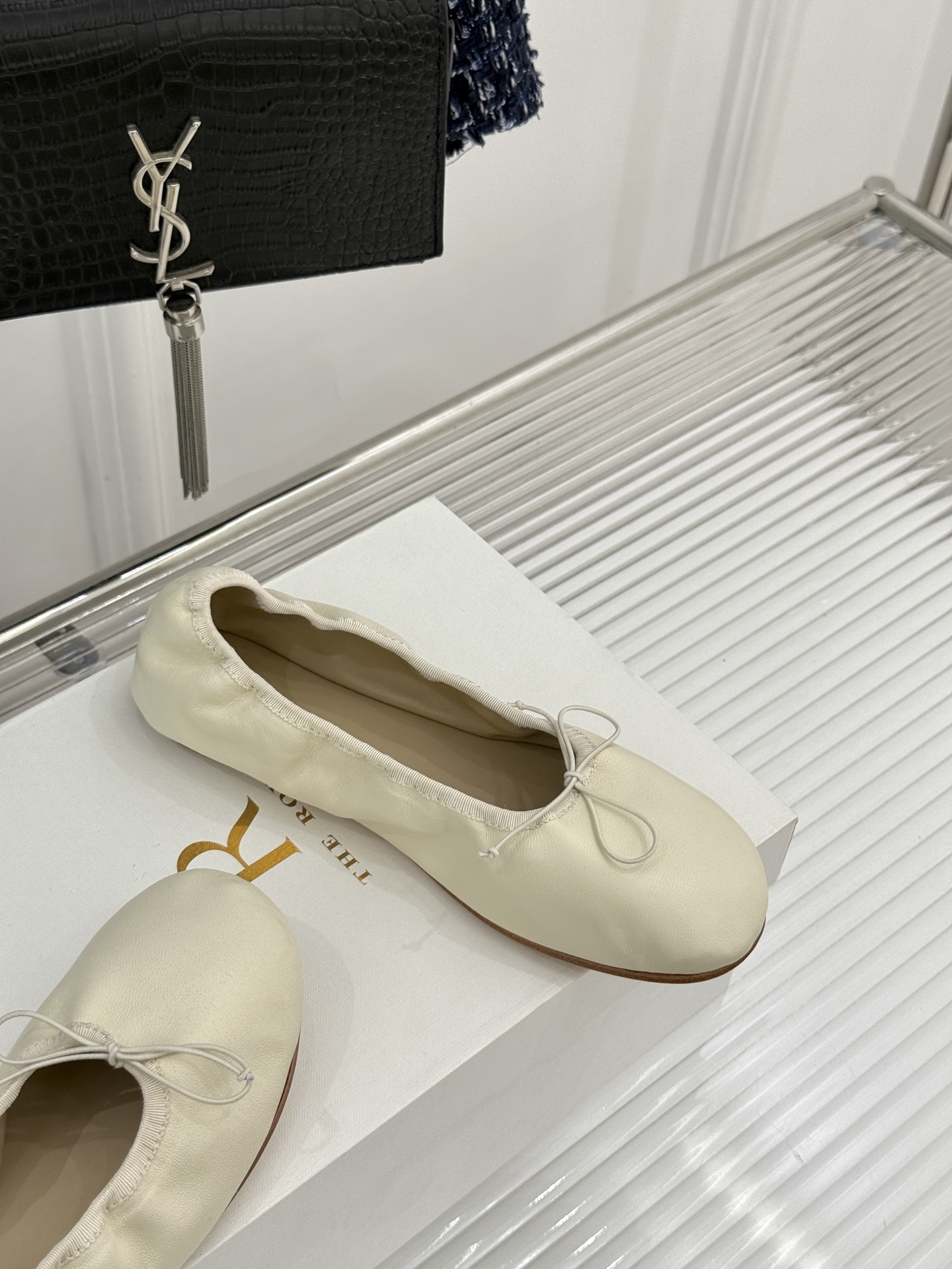 The Row 26WF早春新品极简蝴蝶结芭蕾舞鞋以克制美学定义高级松弛。精选柔润纳帕小羊皮贴合脚型如第