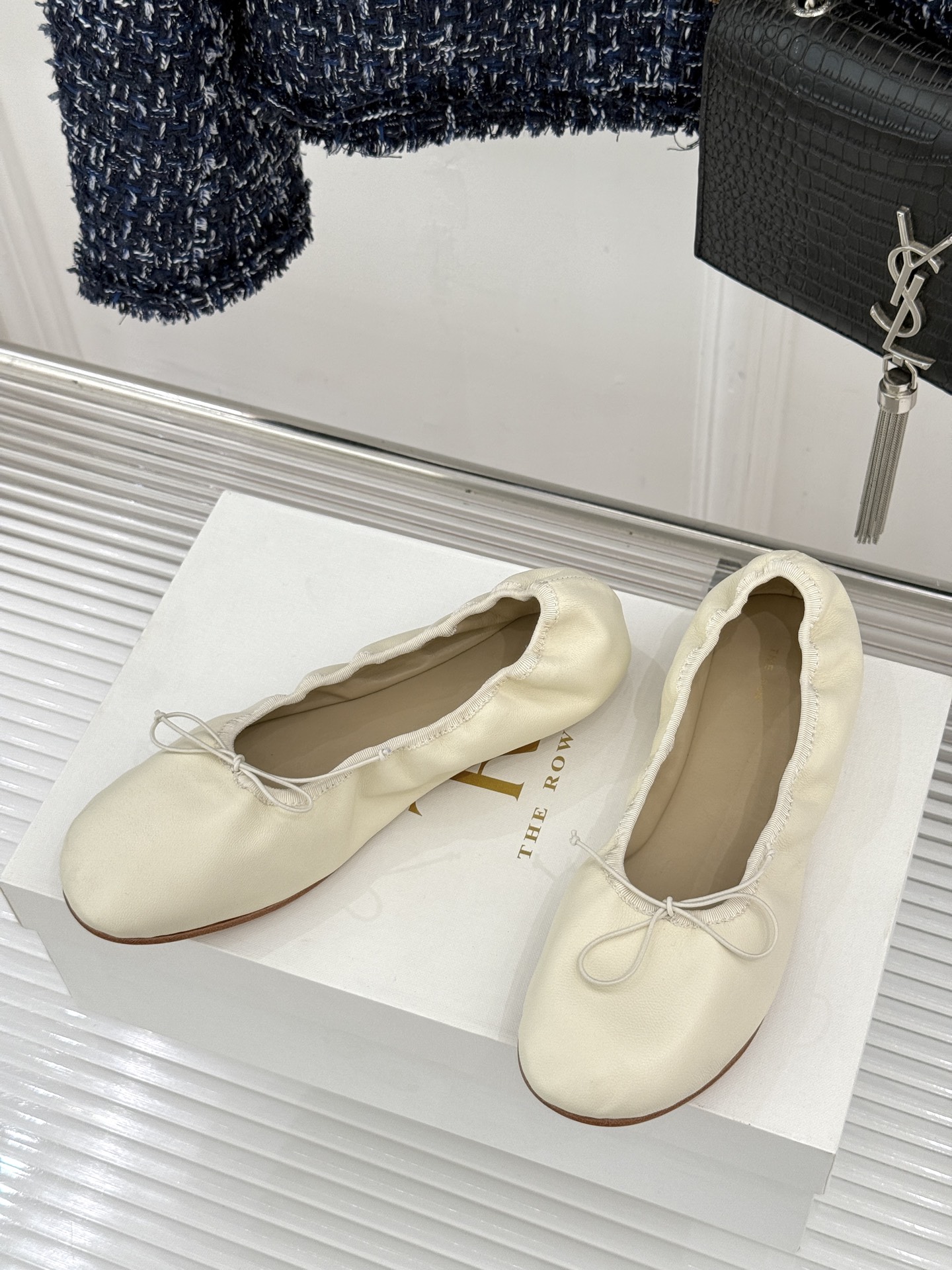 The Row 26WF早春新品极简蝴蝶结芭蕾舞鞋以克制美学定义高级松弛。精选柔润纳帕小羊皮贴合脚型如第