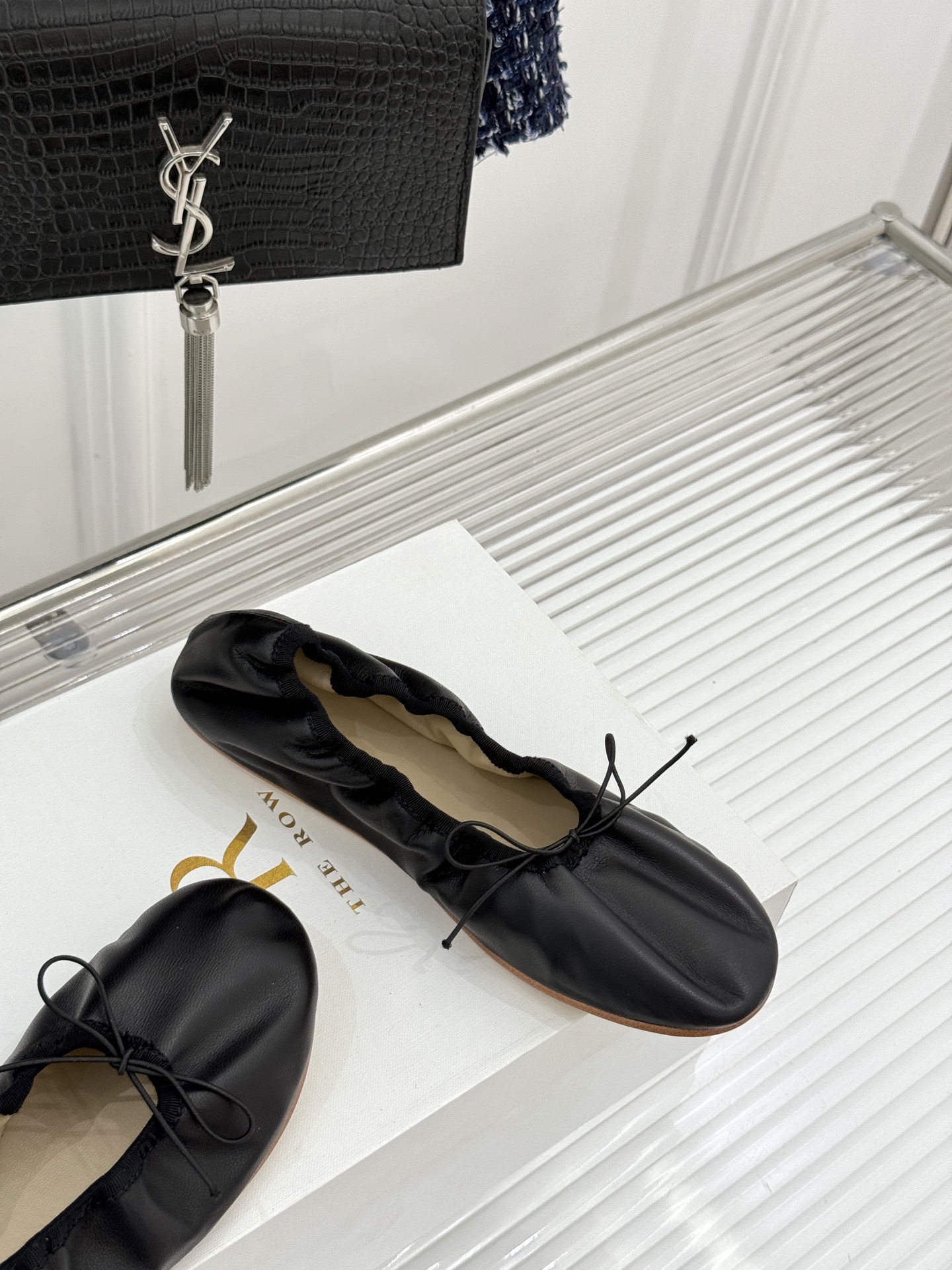 The Row 26WF早春新品极简蝴蝶结芭蕾舞鞋以克制美学定义高级松弛。精选柔润纳帕小羊皮贴合脚型如第