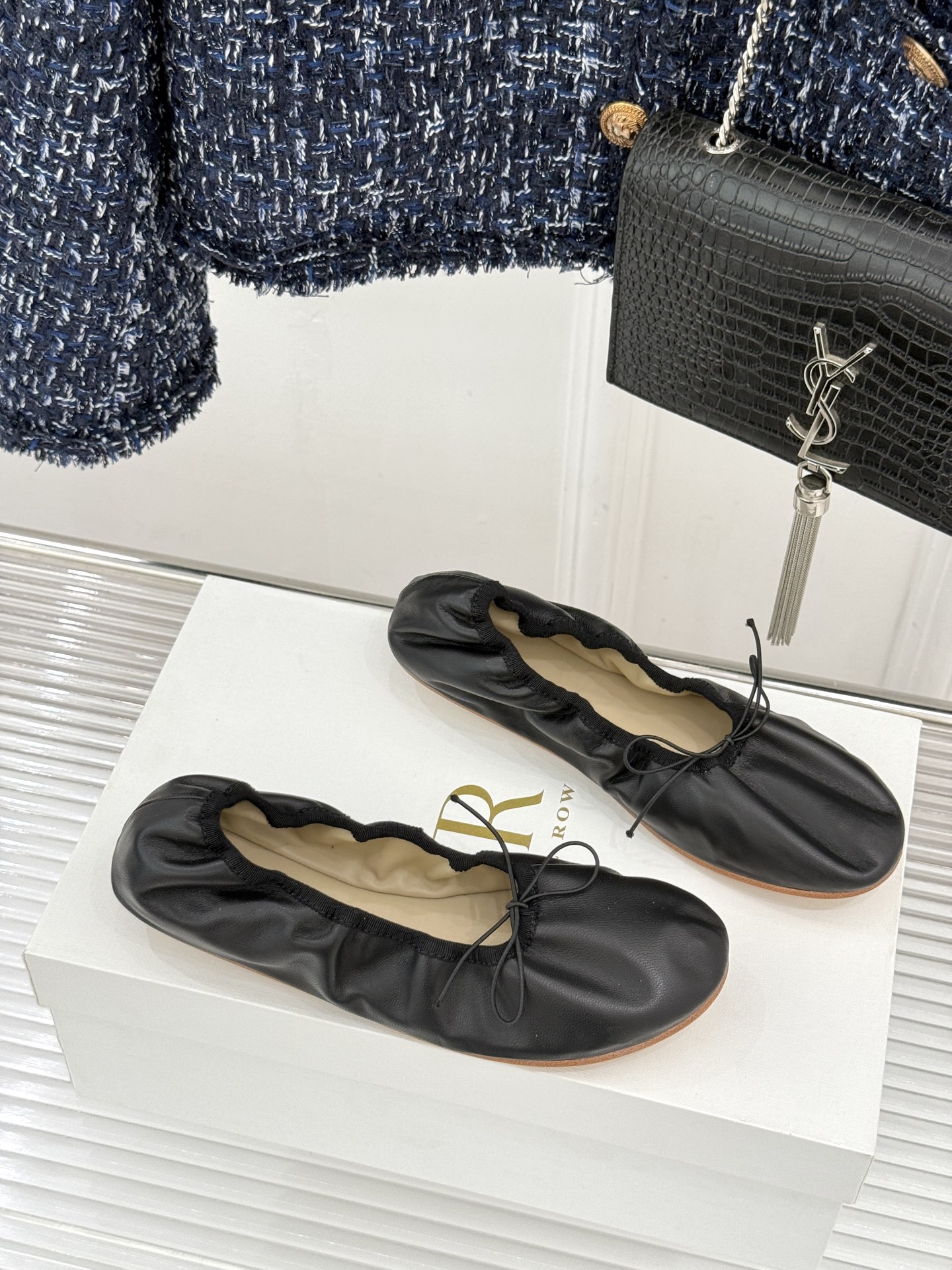 The Row 26WF早春新品极简蝴蝶结芭蕾舞鞋以克制美学定义高级松弛。精选柔润纳帕小羊皮贴合脚型如第