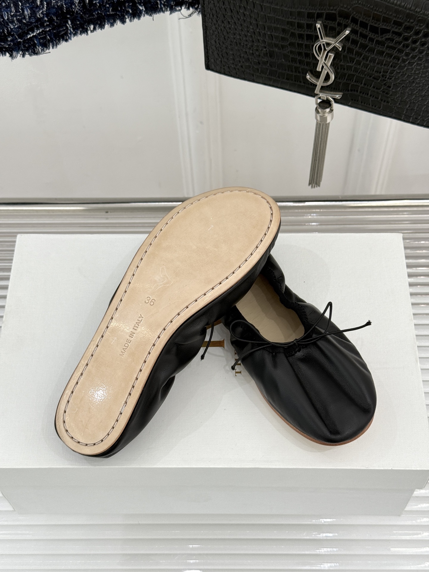 The Row 26WF早春新品极简蝴蝶结芭蕾舞鞋以克制美学定义高级松弛。精选柔润纳帕小羊皮贴合脚型如第