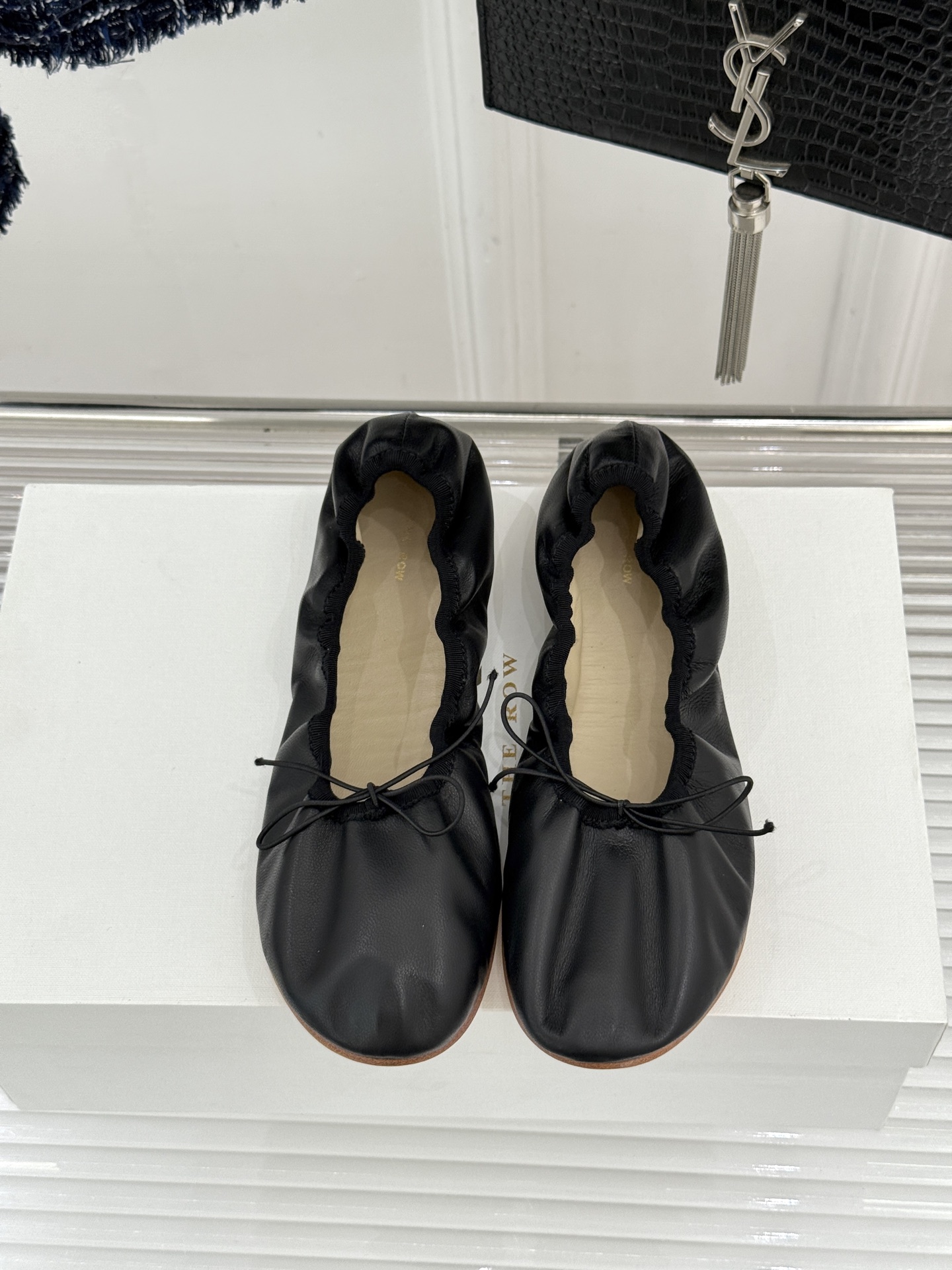 The Row 26WF早春新品极简蝴蝶结芭蕾舞鞋以克制美学定义高级松弛。精选柔润纳帕小羊皮贴合脚型如第