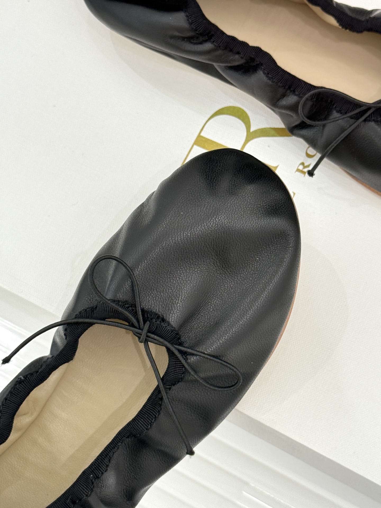 The Row 26WF早春新品极简蝴蝶结芭蕾舞鞋以克制美学定义高级松弛。精选柔润纳帕小羊皮贴合脚型如第