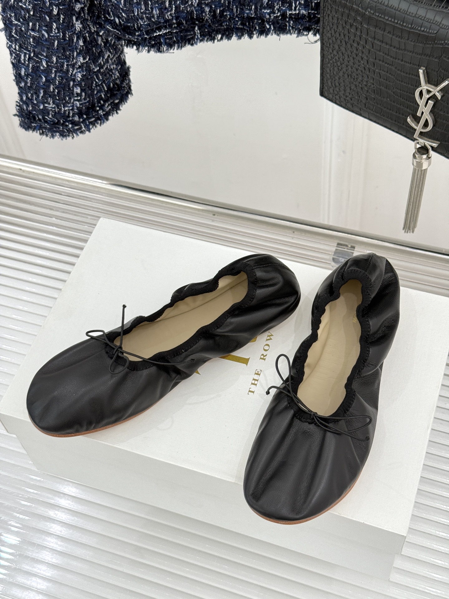 The Row 26WF早春新品极简蝴蝶结芭蕾舞鞋以克制美学定义高级松弛。精选柔润纳帕小羊皮贴合脚型如第