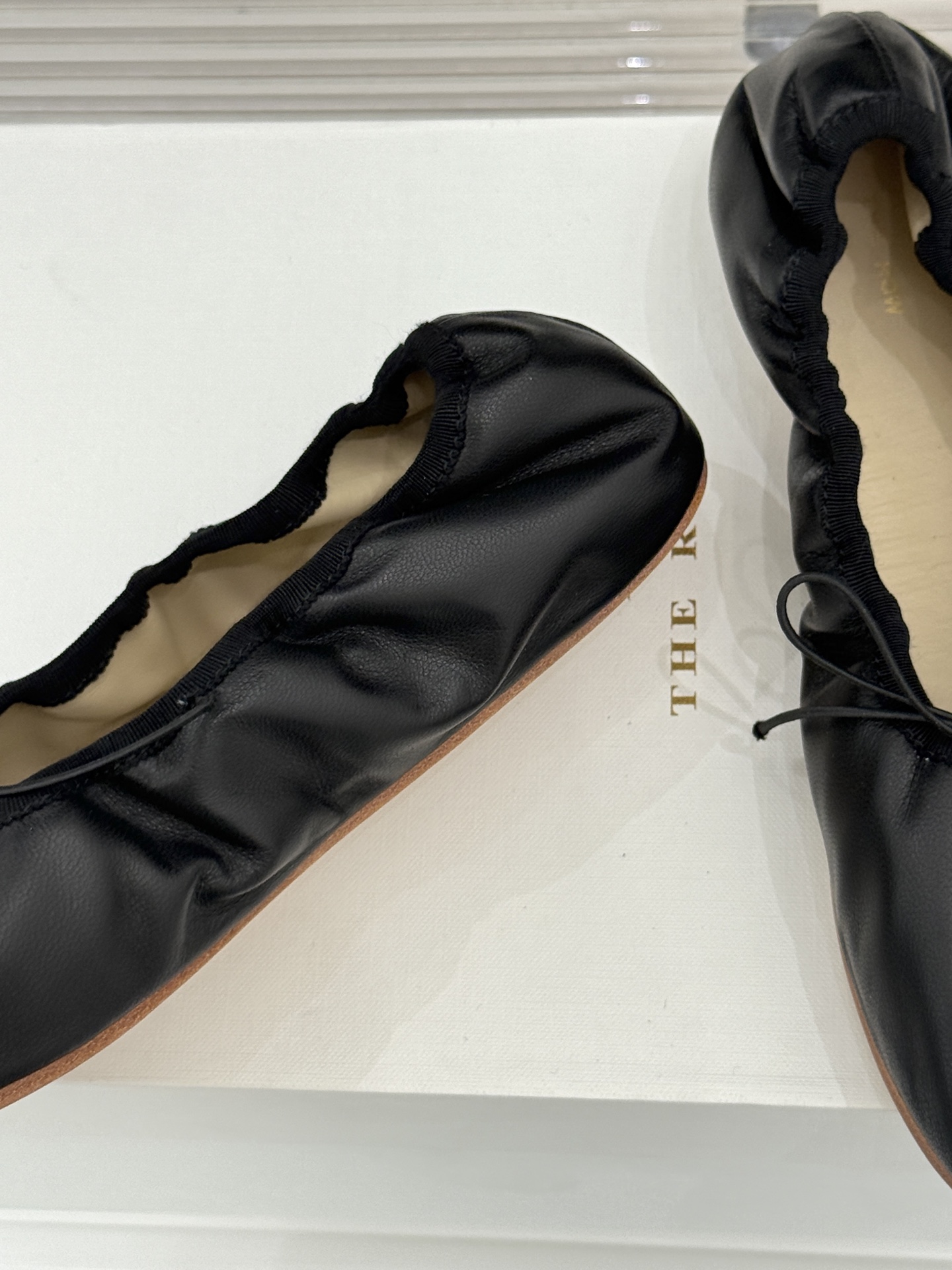 The Row 26WF早春新品极简蝴蝶结芭蕾舞鞋以克制美学定义高级松弛。精选柔润纳帕小羊皮贴合脚型如第