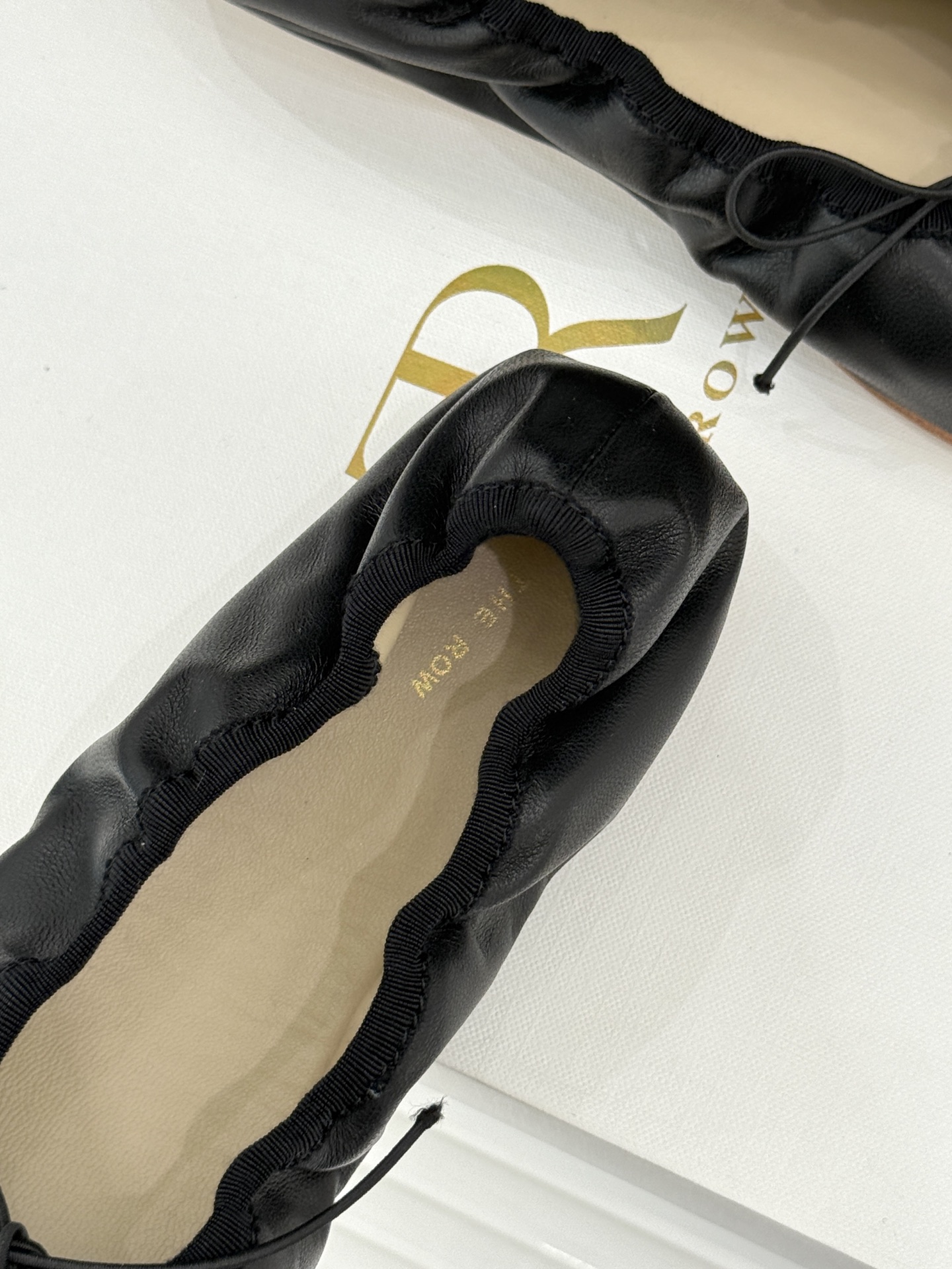 The Row 26WF早春新品极简蝴蝶结芭蕾舞鞋以克制美学定义高级松弛。精选柔润纳帕小羊皮贴合脚型如第