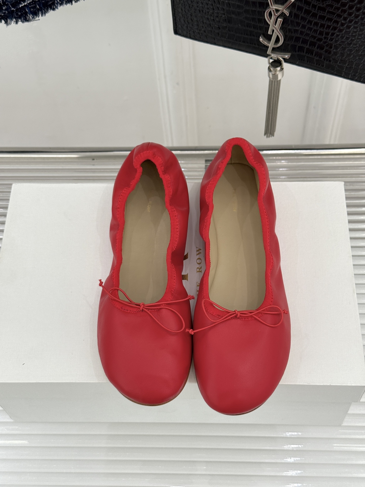 The Row 26WF早春新品极简蝴蝶结芭蕾舞鞋以克制美学定义高级松弛。精选柔润纳帕小羊皮贴合脚型如第