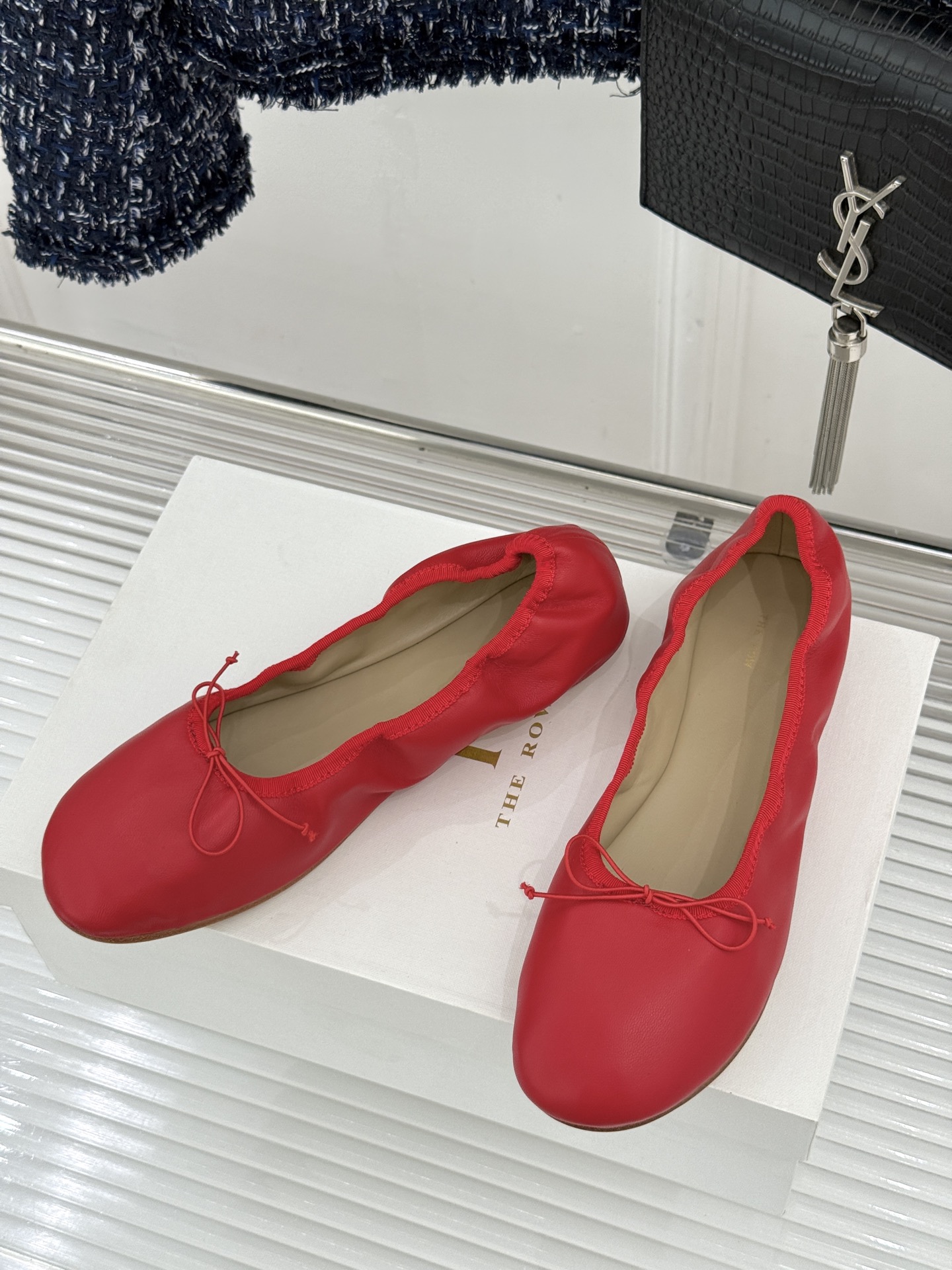 The Row 26WF早春新品极简蝴蝶结芭蕾舞鞋以克制美学定义高级松弛。精选柔润纳帕小羊皮贴合脚型如第