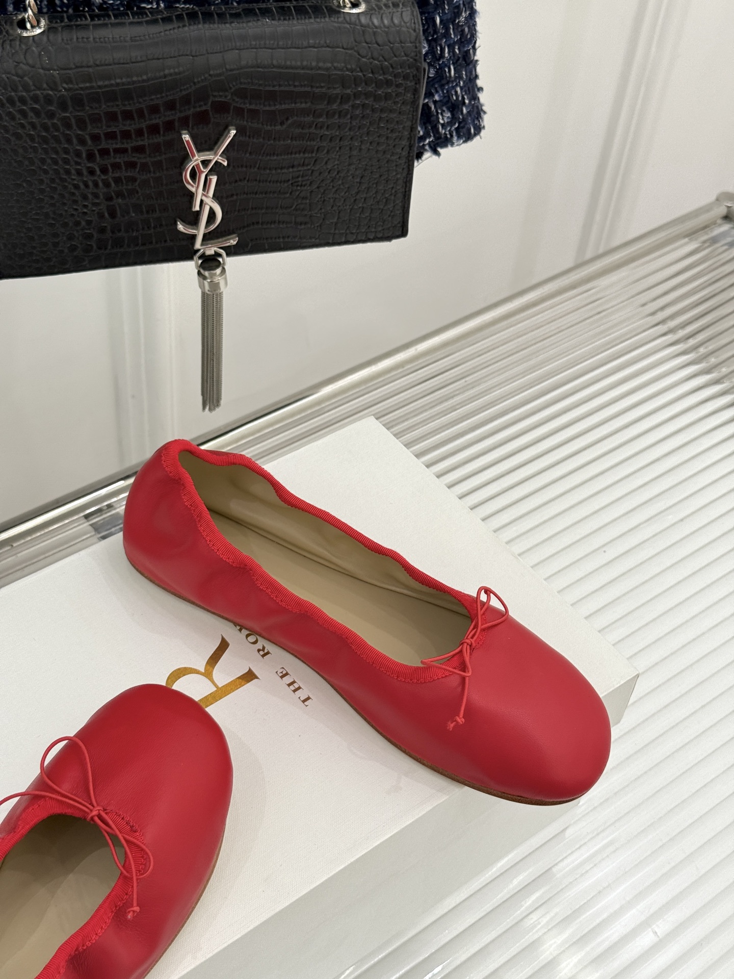 The Row 26WF早春新品极简蝴蝶结芭蕾舞鞋以克制美学定义高级松弛。精选柔润纳帕小羊皮贴合脚型如第